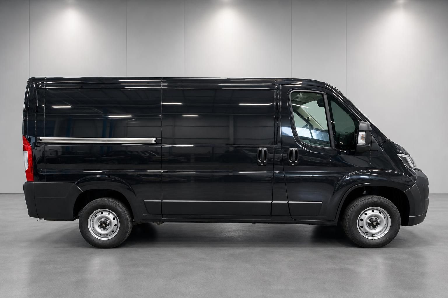 Fiat Ducato schwarz Transporter Seitenansicht in Werkshalle