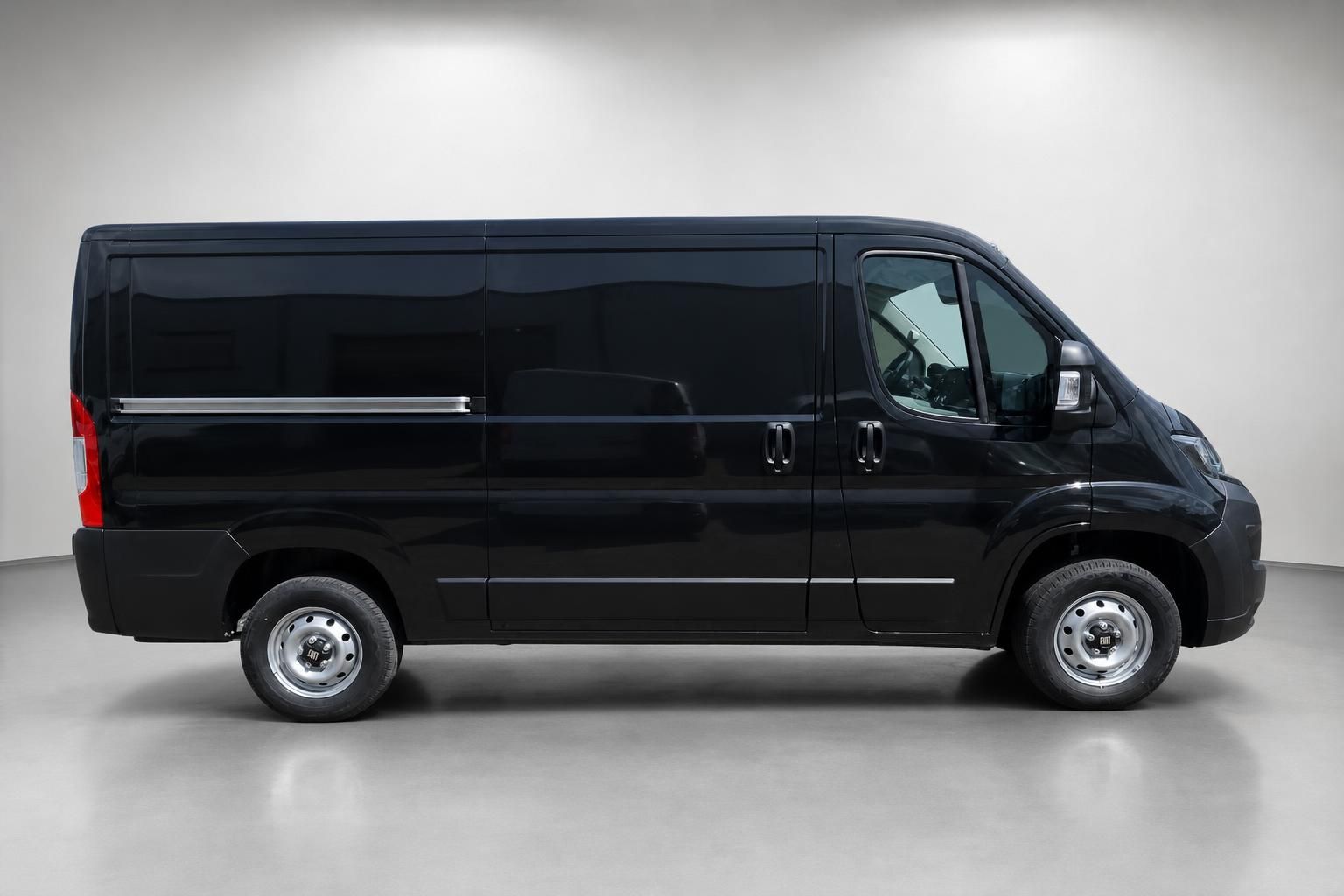 Fiat Ducato schwarz Kastenwagen Seitenansicht im Studio