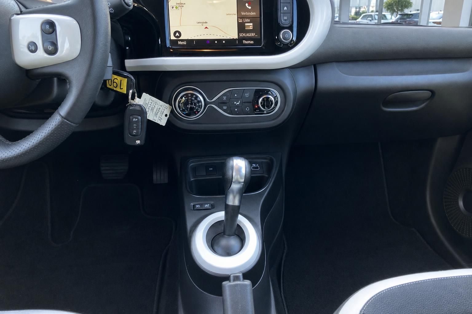Renault Twingo Mittelkonsole mit Schaltung und Navigationsbildschirm