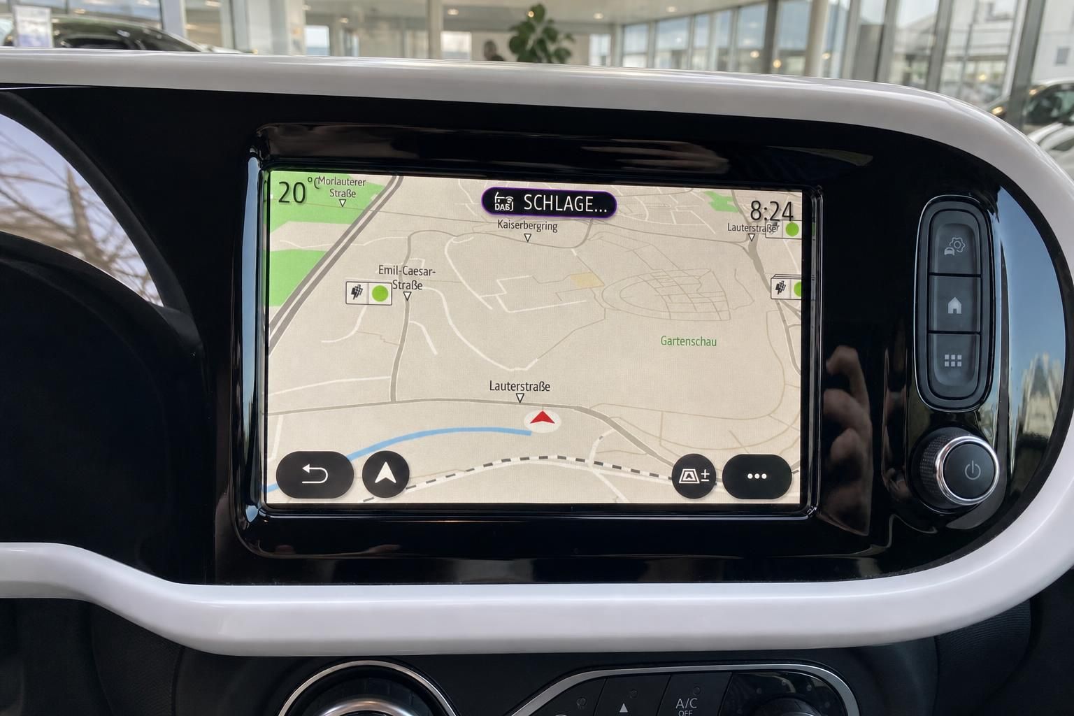 Navigationssystem mit Kartenansicht im Fahrzeug-Cockpit