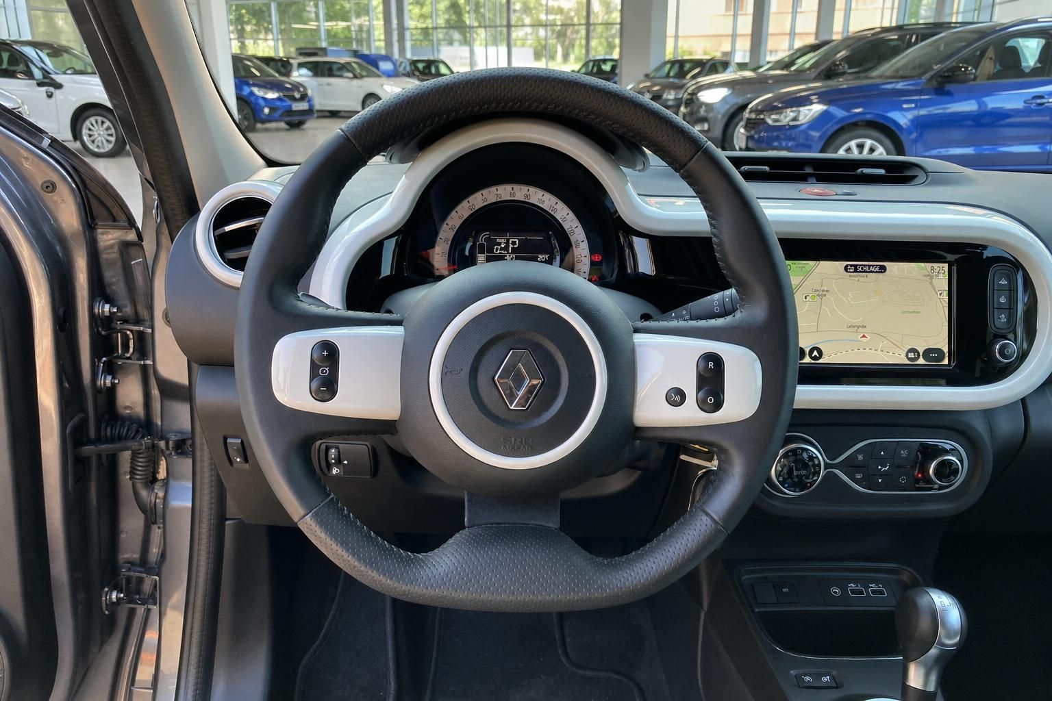 Renault Twingo Innenraum Lenkrad und Cockpit mit Navigationssystem