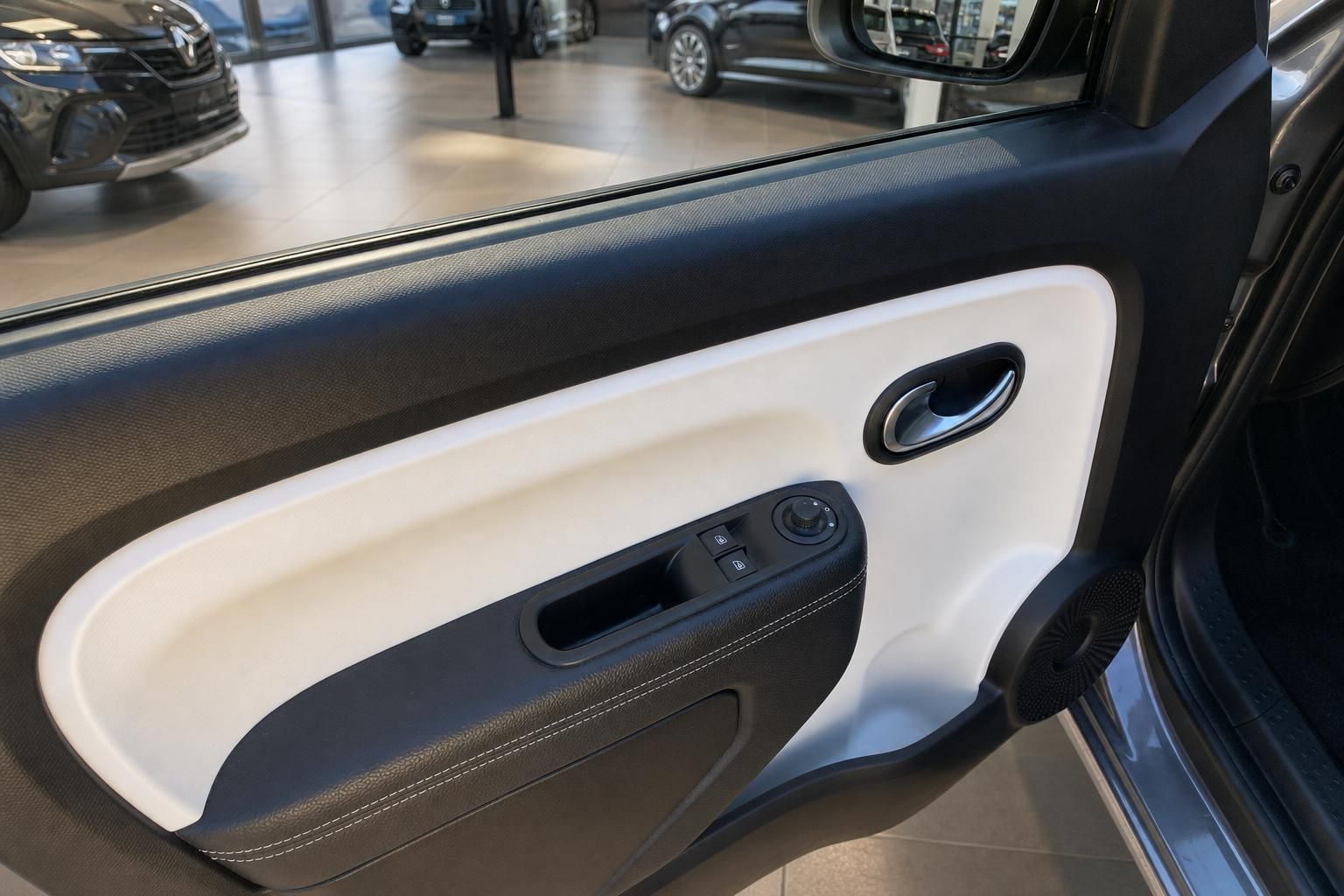 Renault Twingo Innenraum Detailansicht Tuerverkleidung mit Fensterheberschalter