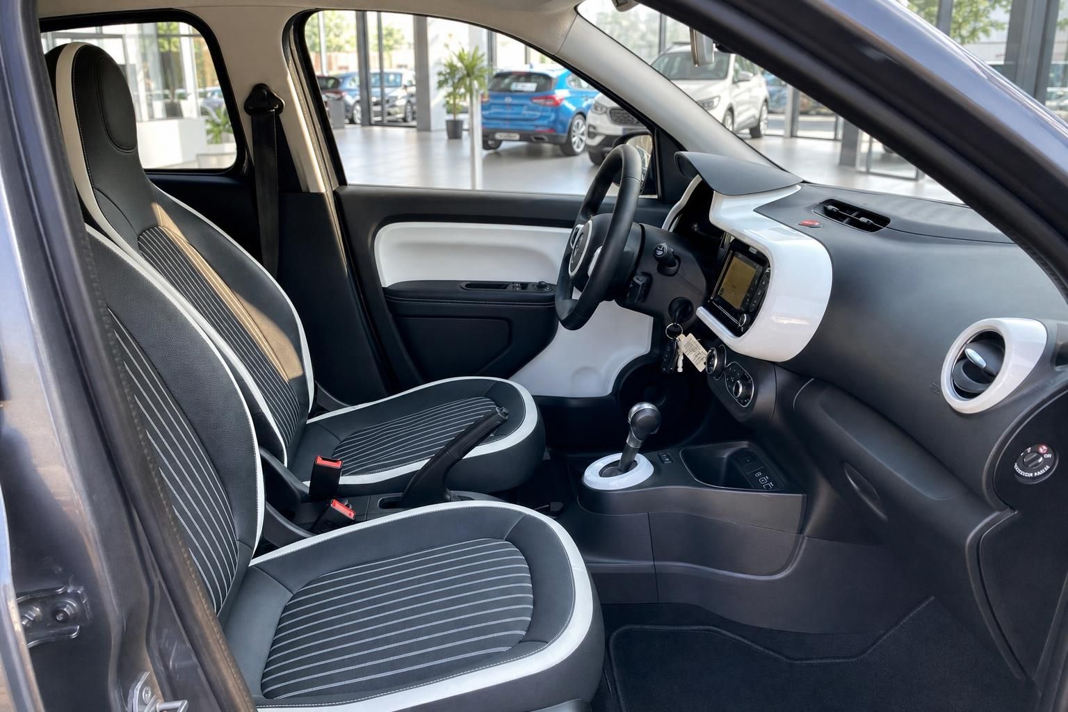 Renault Twingo Innenraum Vordersitze und Armaturenbrett in Weiß-Schwarz