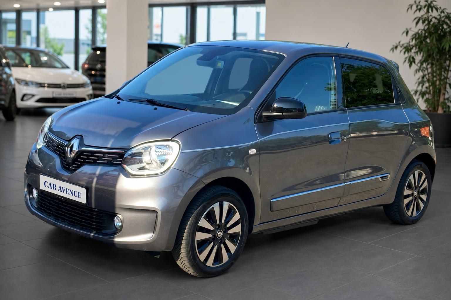 Renault Twingo grau Frontansicht seitlich im Autohaus Showroom