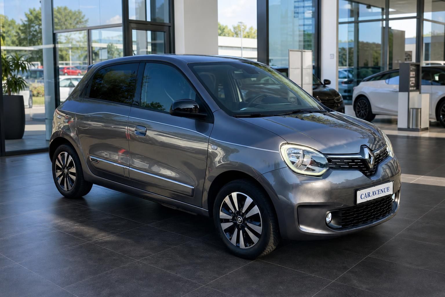 Renault Twingo grau Frontansicht seitlich im Autohaus Showroom