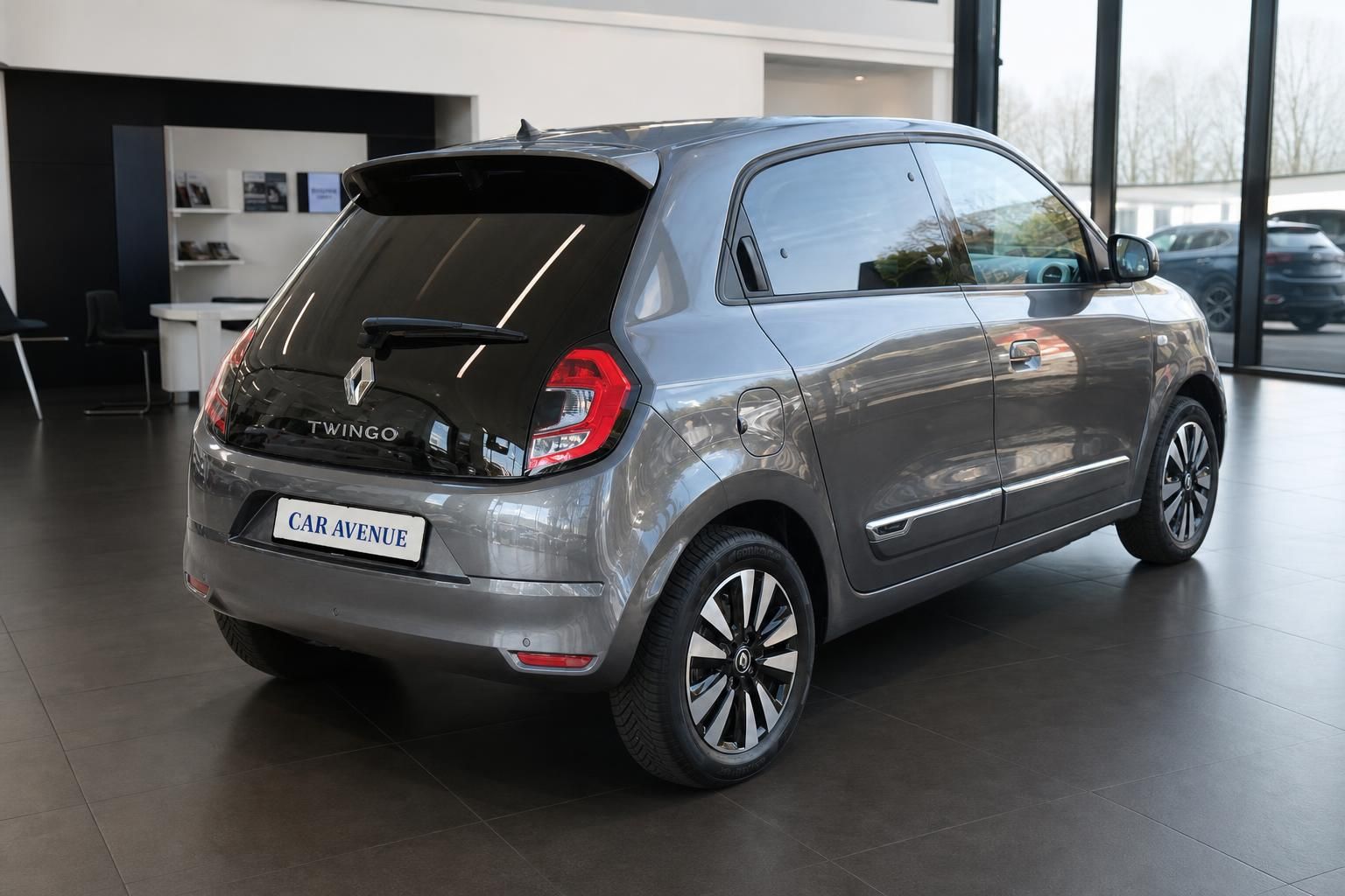 Renault Twingo grau seitliche Heckansicht im Autohaus