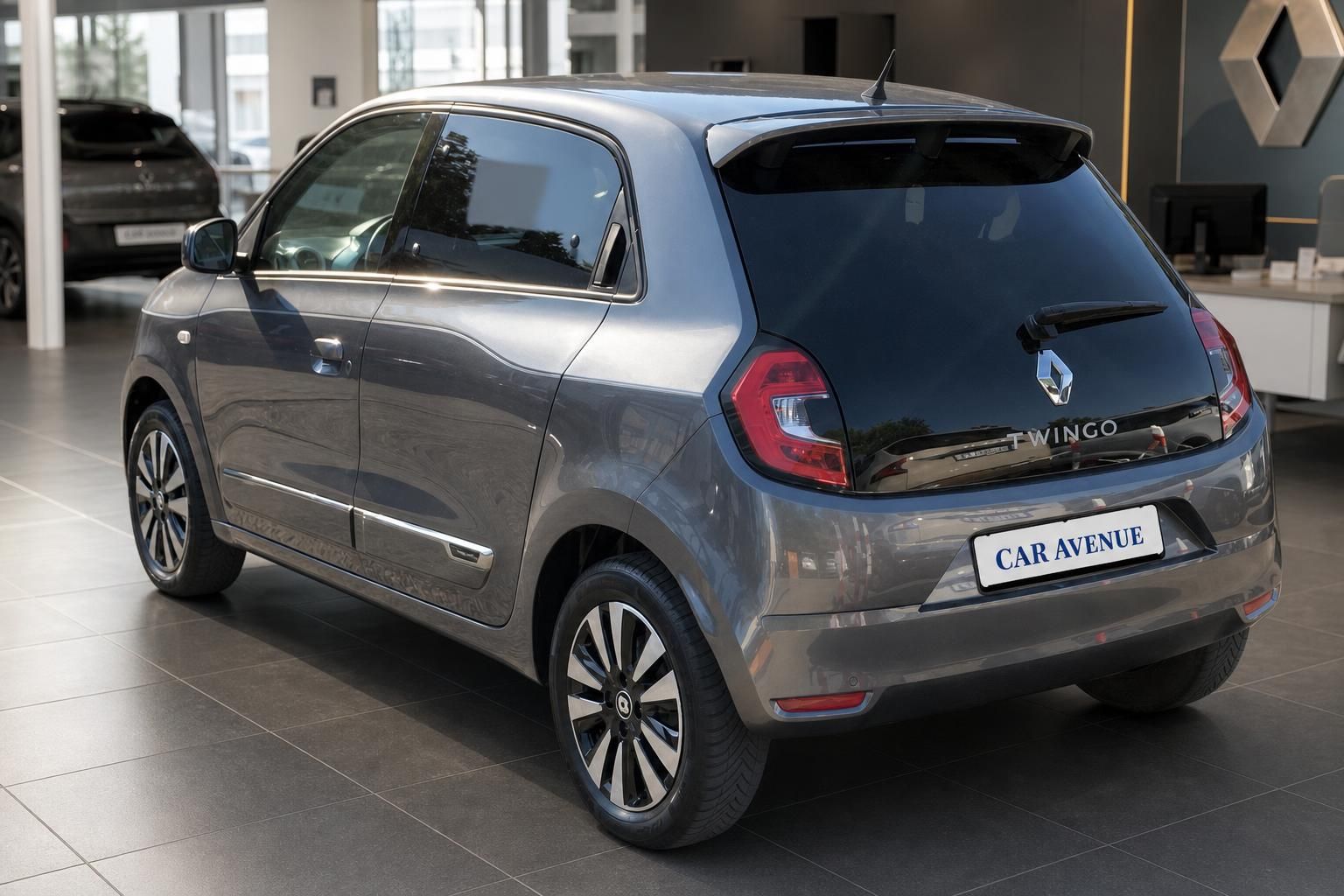 Renault Twingo grau Heckansicht im Autohaus Showroom