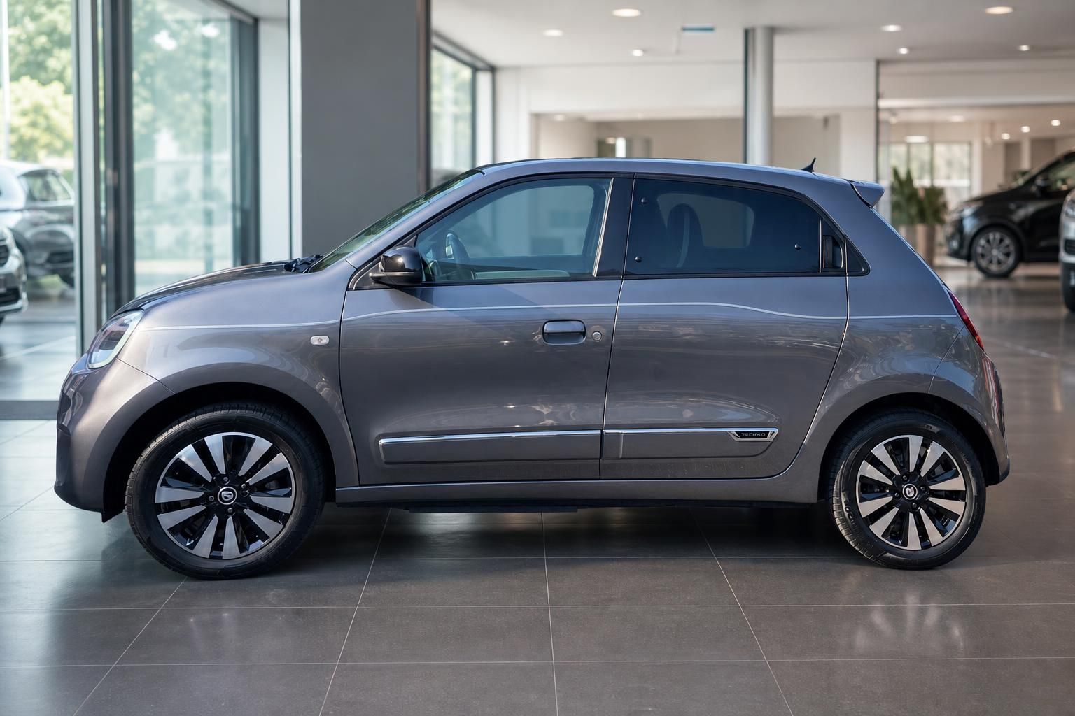 Renault Twingo Seitenansicht in Grau mit Alufelgen im Autohaus