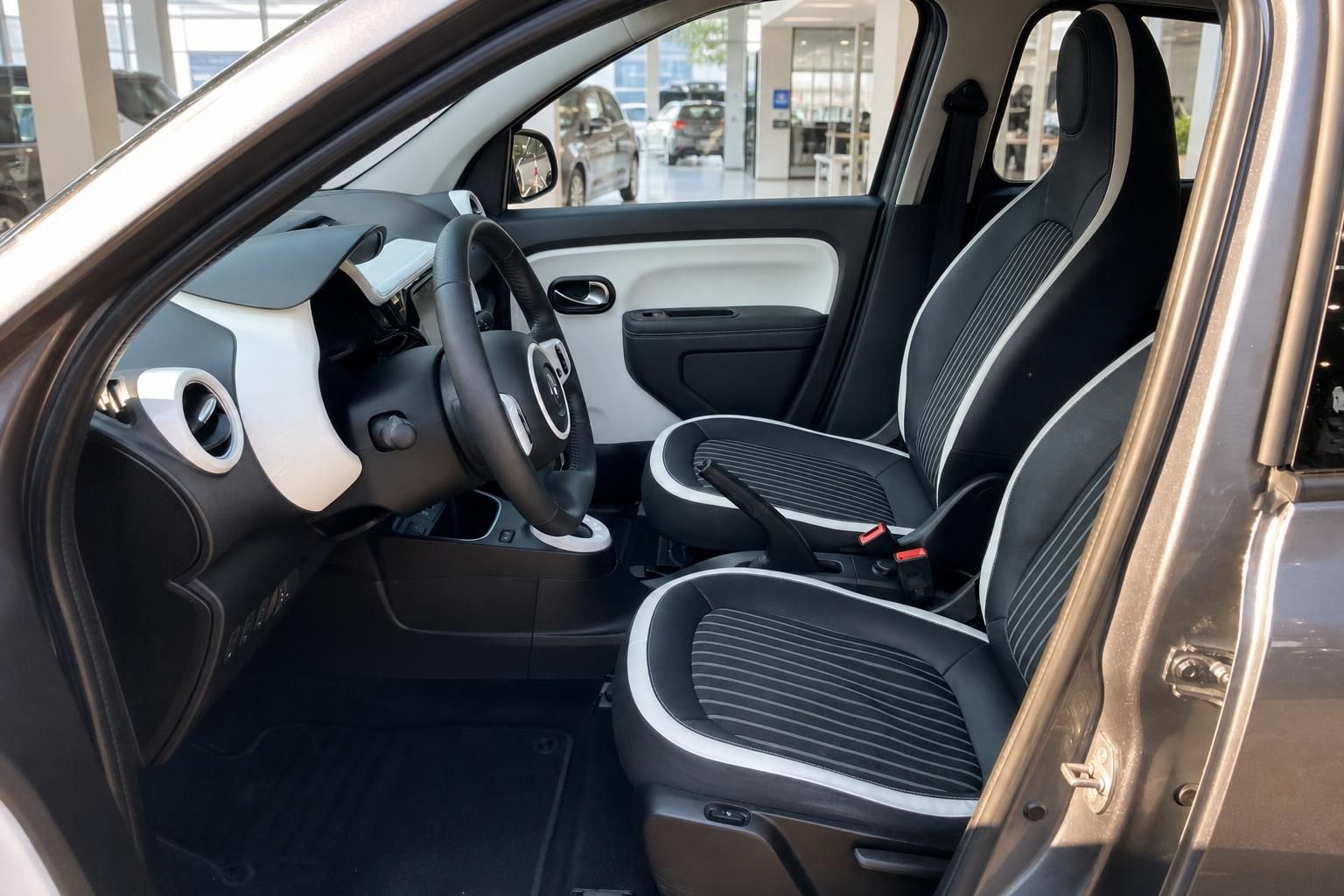 Renault Twingo Innenraum Vordersitze und Cockpit Detailansicht
