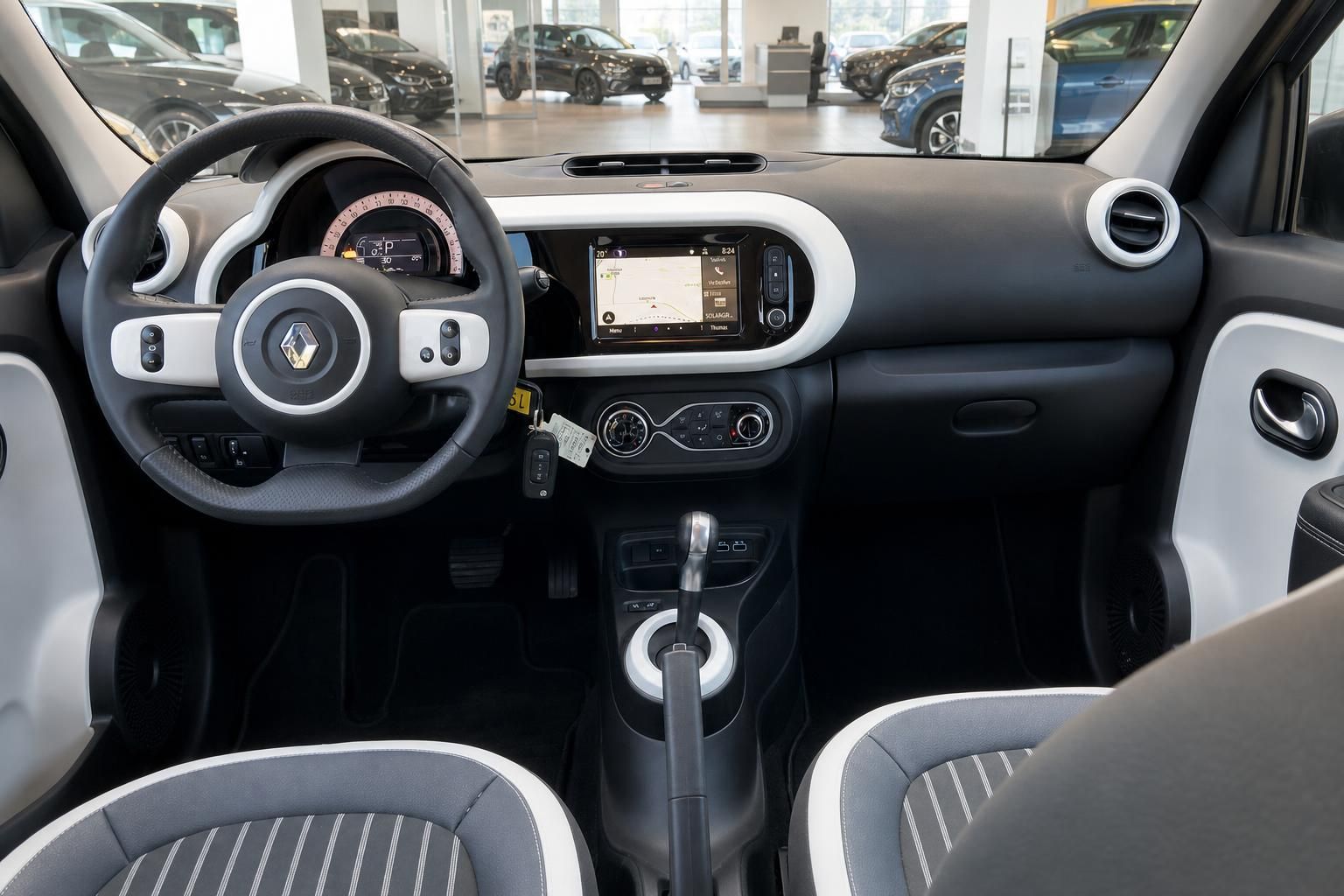 Renault Twingo Cockpit mit Lenkrad und Navigationssystem