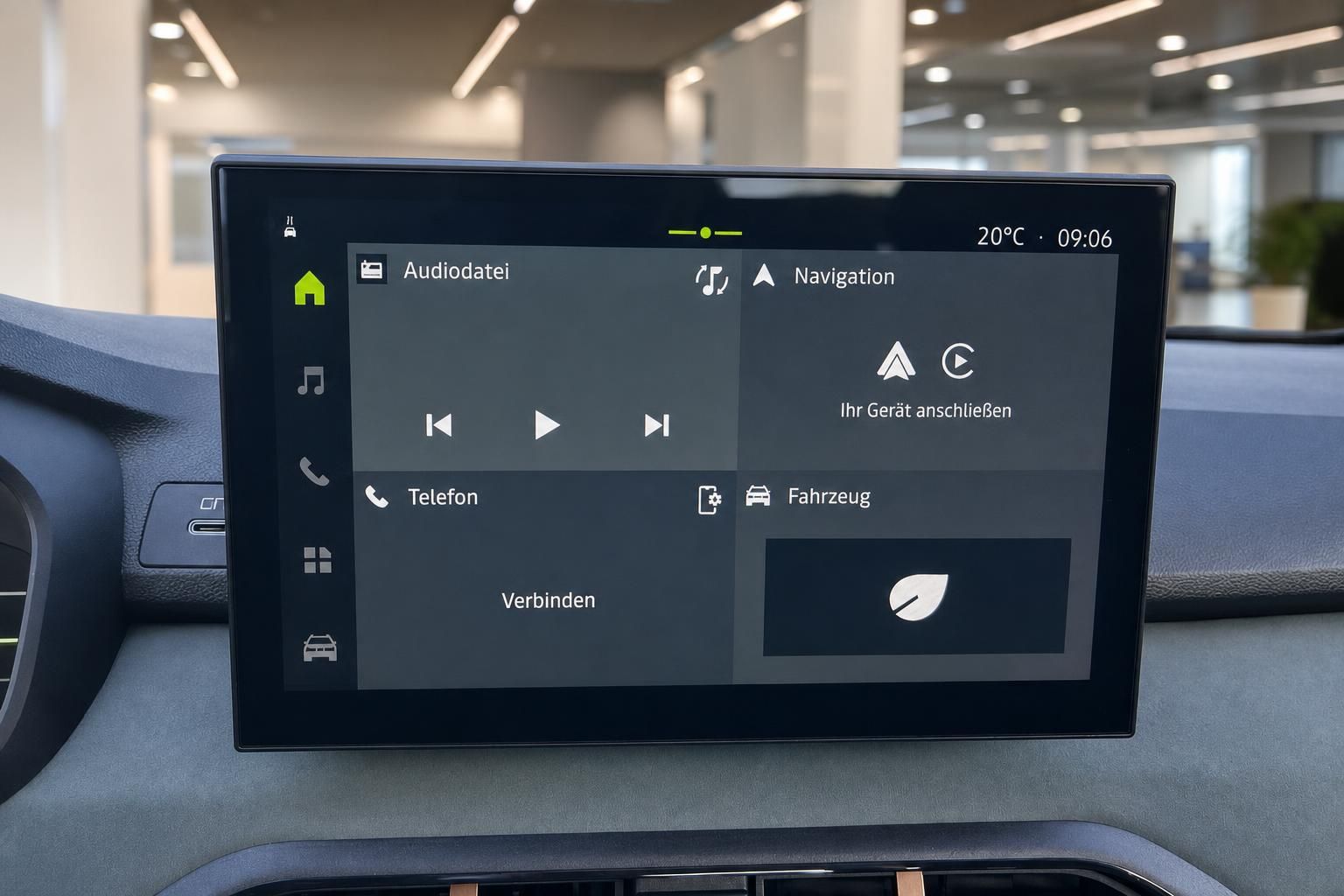 Infotainment-Touchscreen mit Navigation und Telefonfunktion im Auto