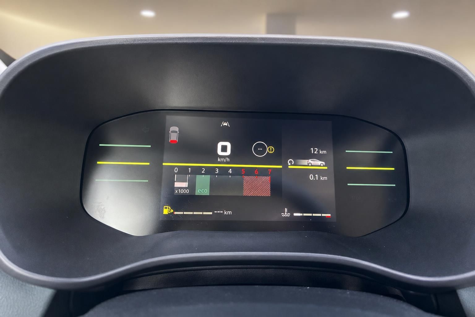Digitales Kombiinstrument mit Tacho und Verbrauchsanzeige im Fahrzeug