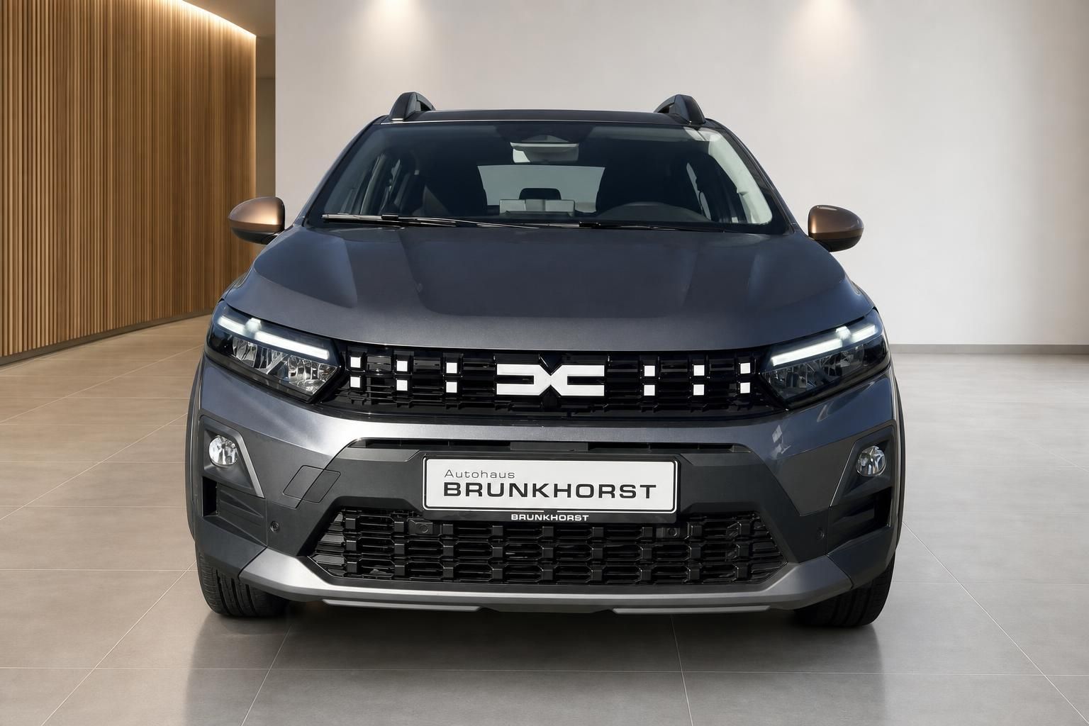 Dacia Sandero Stepway grau, Frontansicht mit Kühlergrill im Showroom