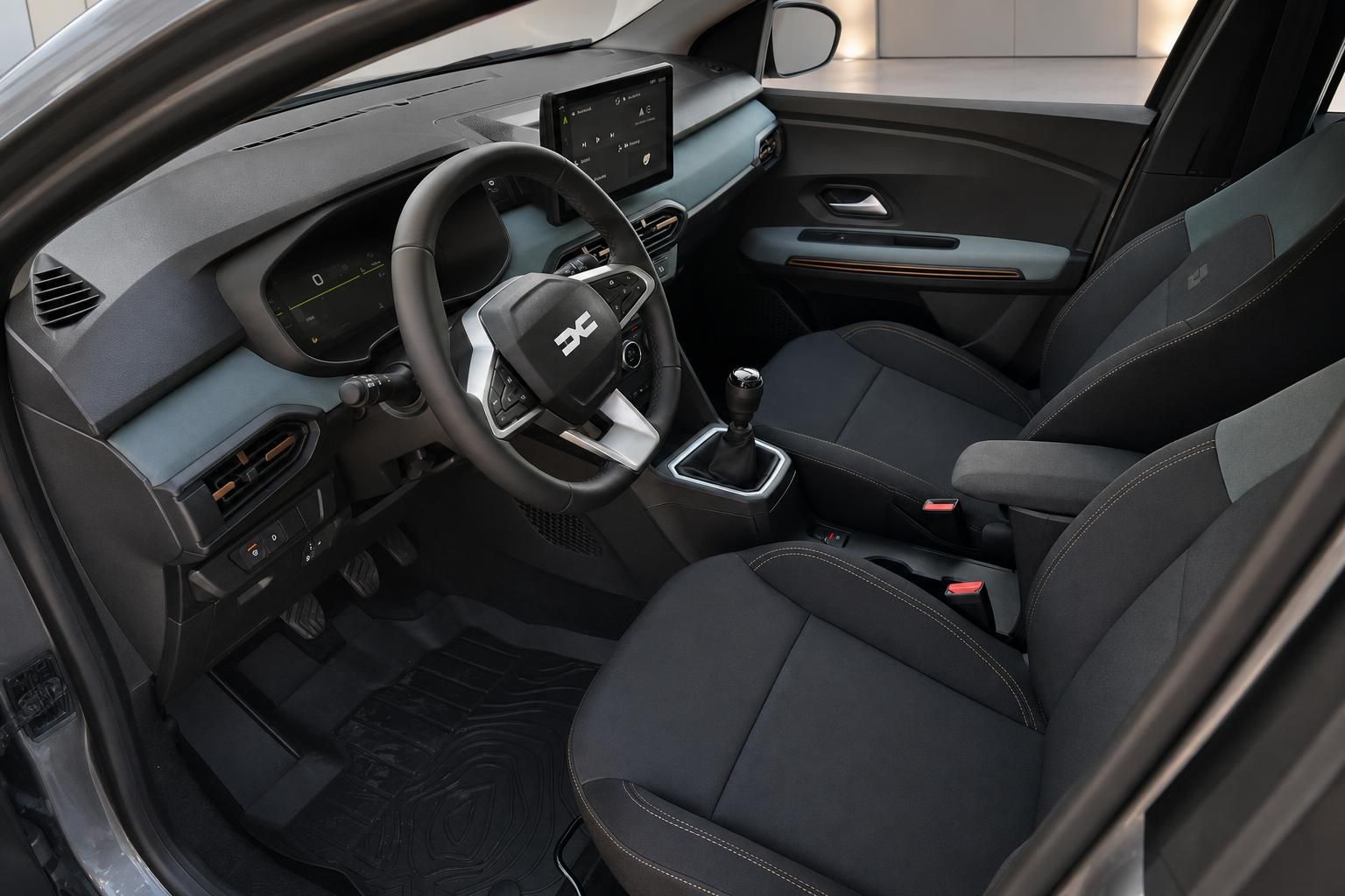 Dacia Innenraum mit Vordersitzen, Lenkrad und Schaltung im Detail