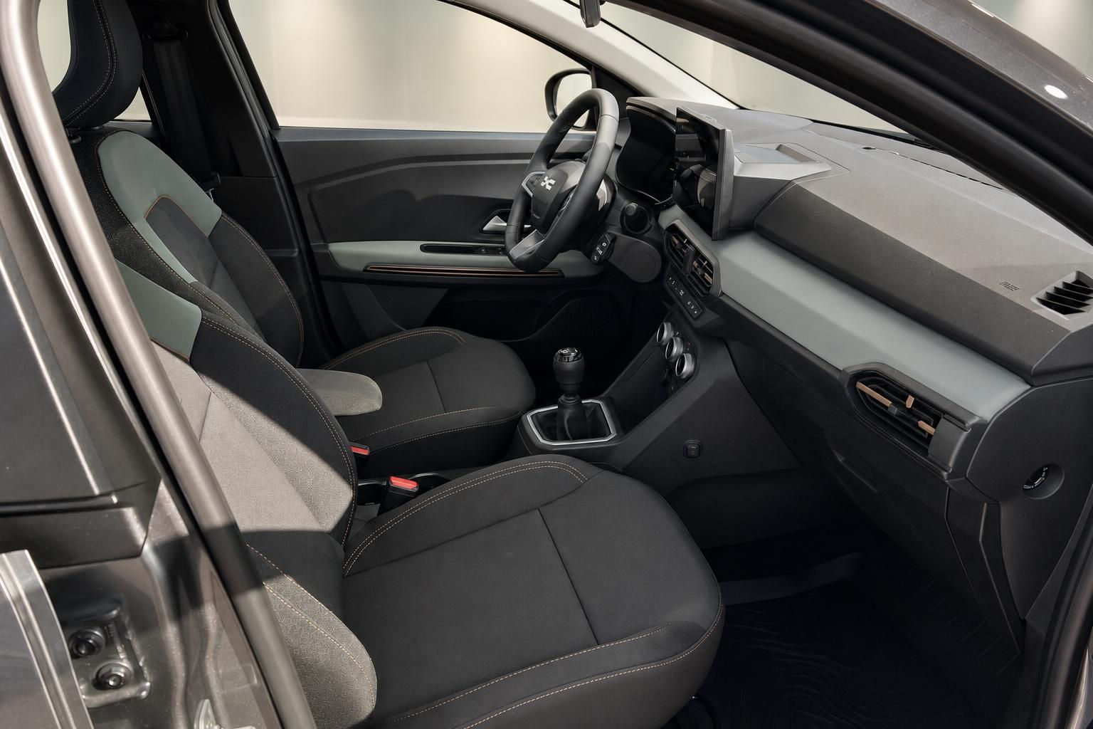 Innenraum eines Dacia mit Vordersitzen, Lenkrad und Mittelkonsole