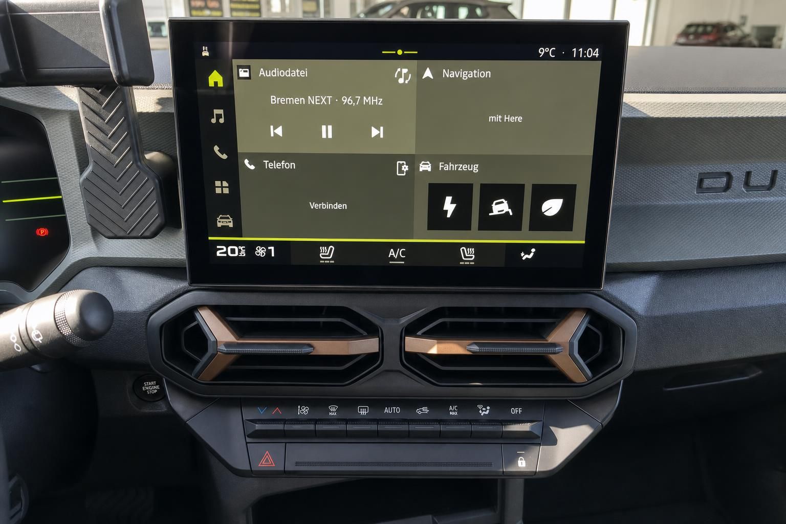Infotainment-Display mit Navigationssystem und Klimaanlage-Bedienfeld im Fahrzeug