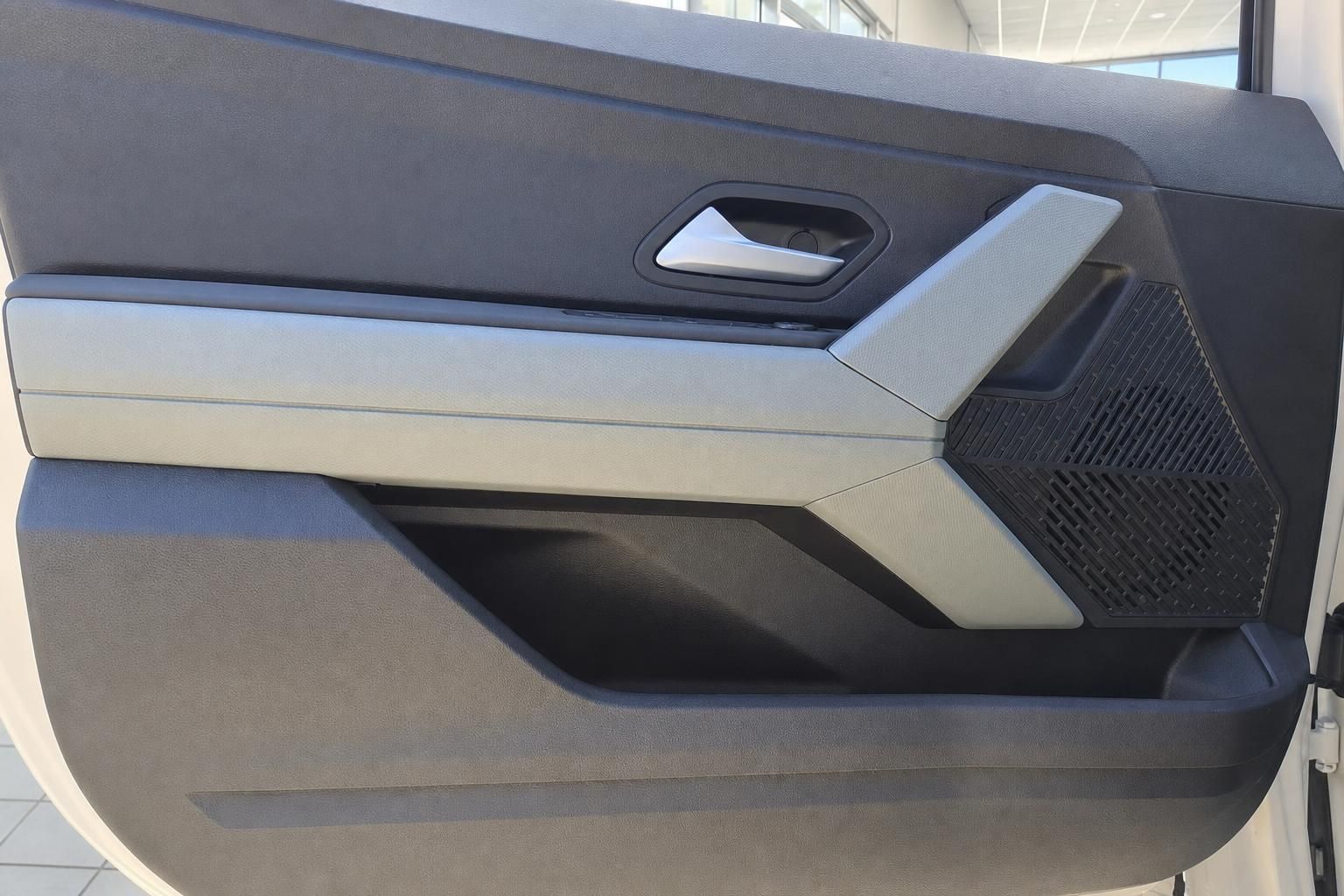 Fahrzeugtürverkleidung innen mit modernem Design und Türgriff aus Chrom