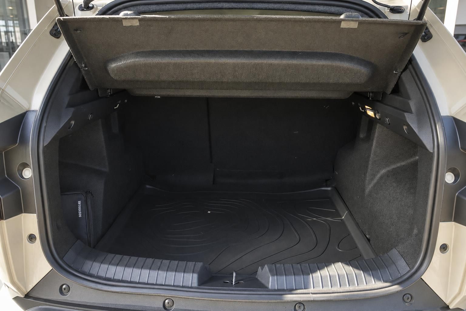 Kofferraum eines SUVs mit schwarzer Gummiausstattung und geöffneter Heckklappe im Autohaus