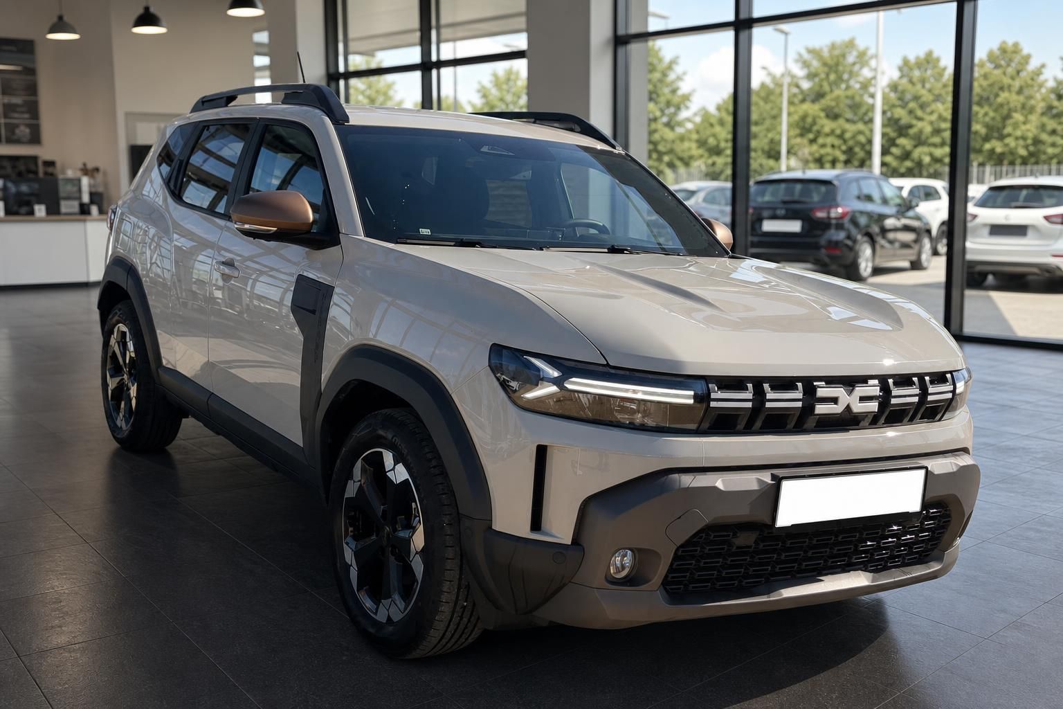 Dacia Duster SUV in Silber im Autohaus Showroom mit modernem LED-Tagfahrlicht