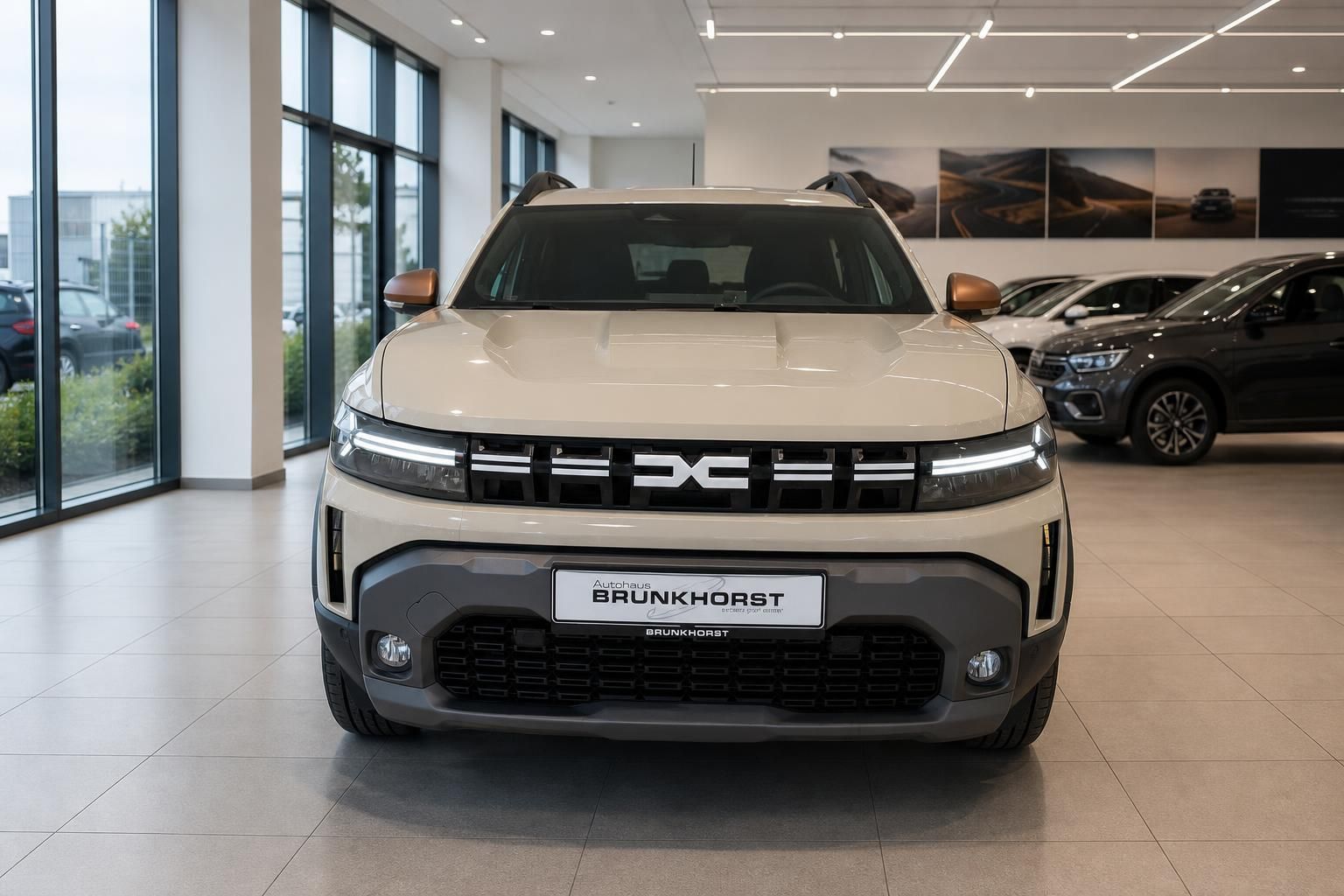Weißer Dacia Duster SUV Frontansicht im Autohaus Showroom