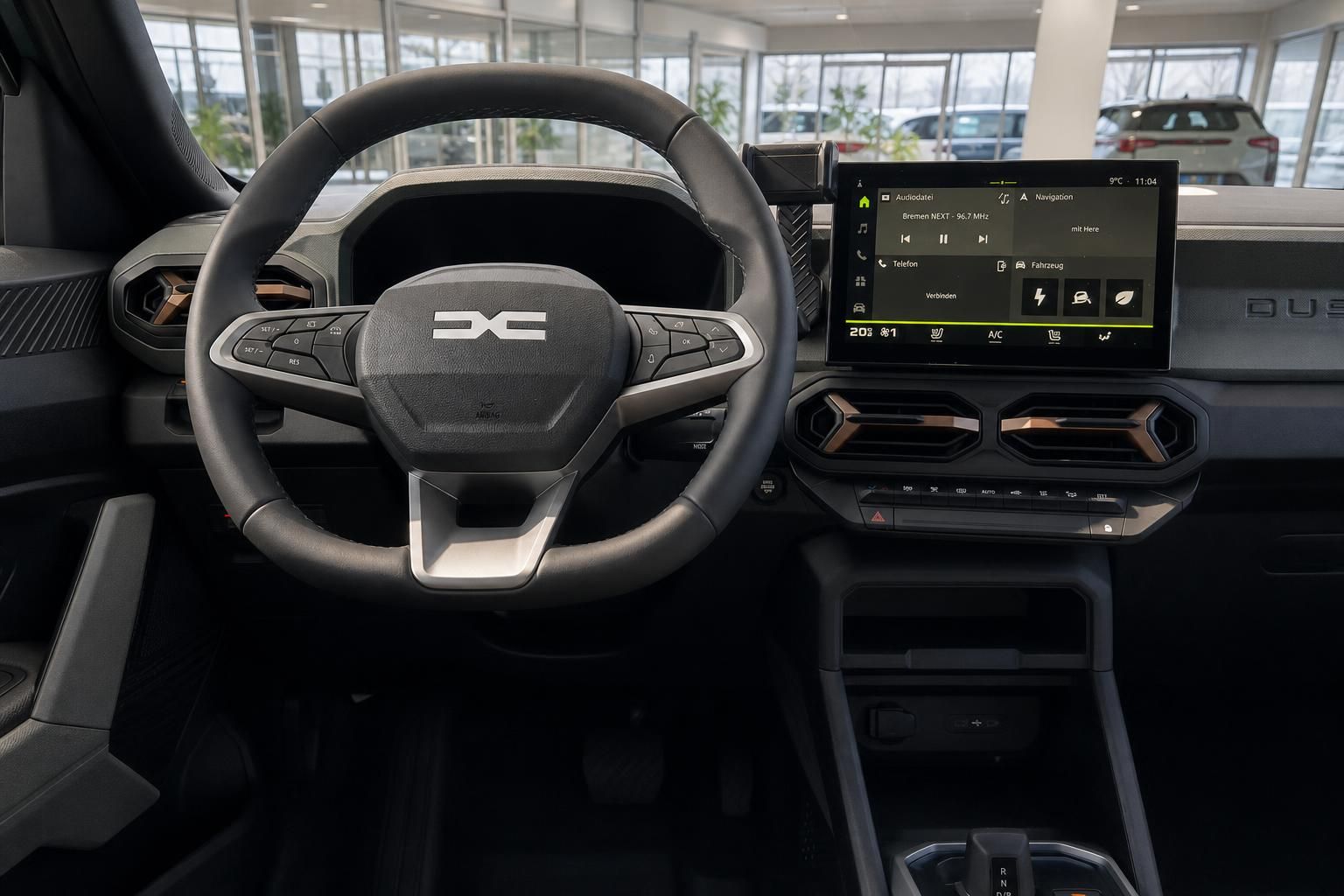Dacia Armaturenbrett mit Touchscreen, Lenkrad und Mittelkonsole Detail