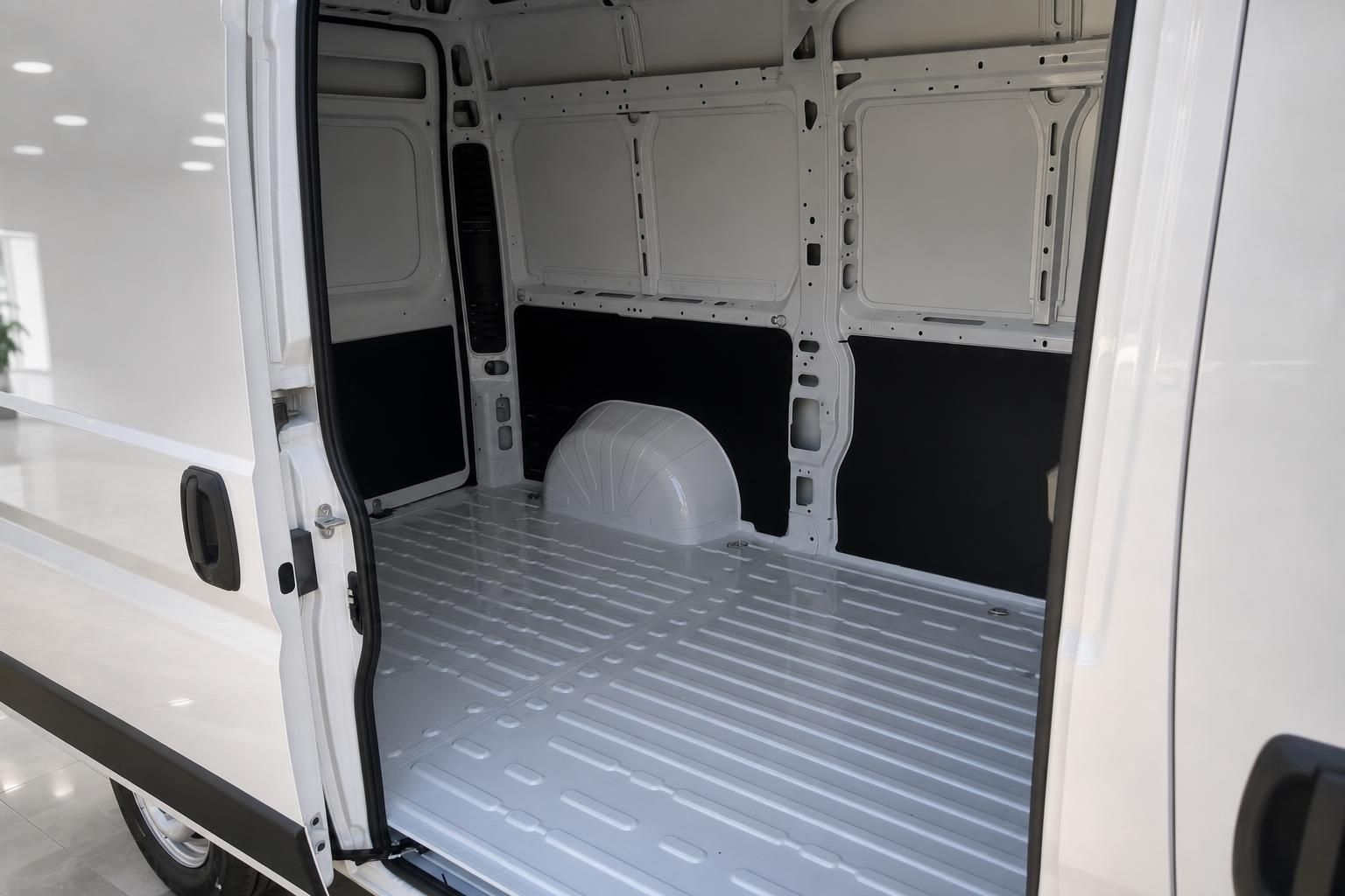 Leerer Laderaum eines Transporters mit Radkasten und Bodenverkleidung