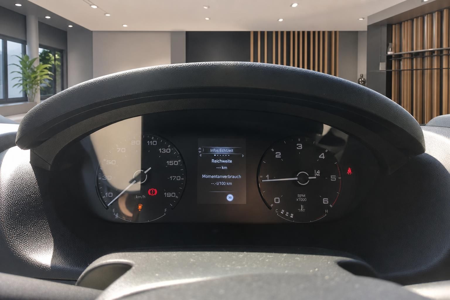 Cockpit und Tacho eines weißen Transporters im Autohaus