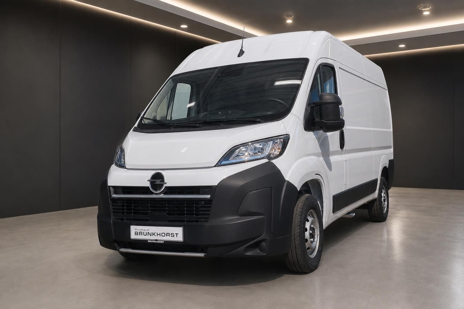 Opel Movano weiß Kastenwagen Frontansicht im Autohaus Brunkhorst