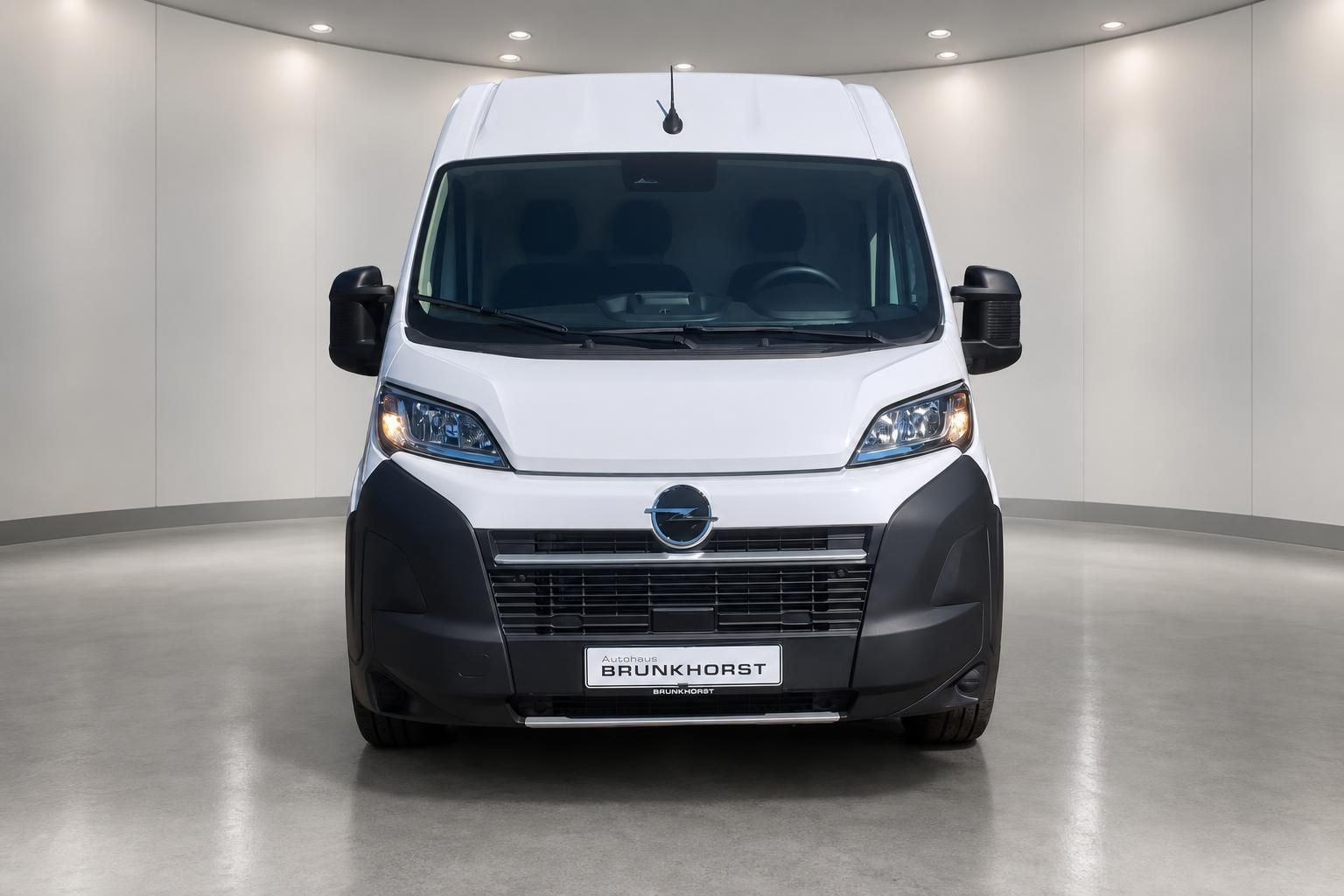 Opel Movano weiß Frontansicht Transporter bei Autohaus Brunkhorst