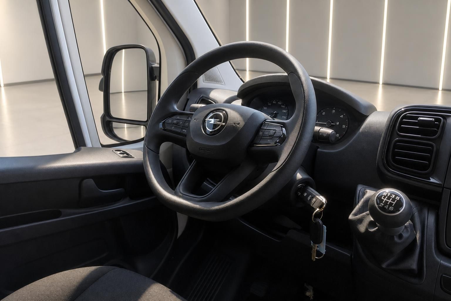 Lenkrad und Cockpit eines Opel Transporters mit Schaltknauf