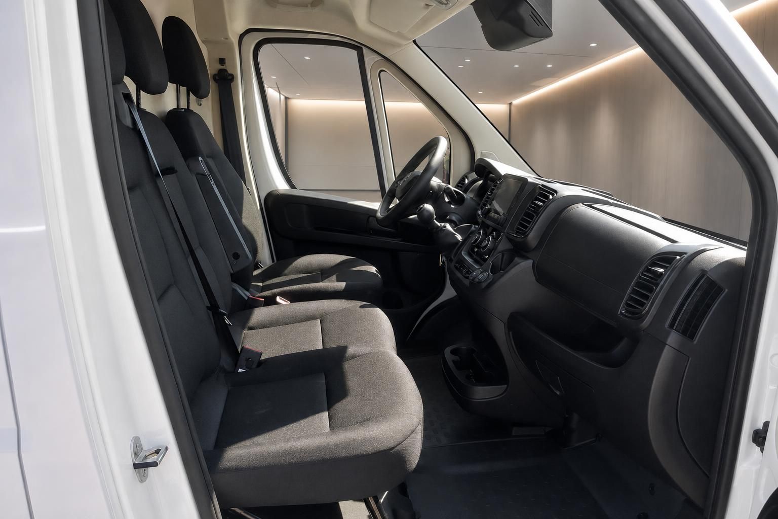 Innenraum Transporter mit Vordersitzen und Cockpit im Detail