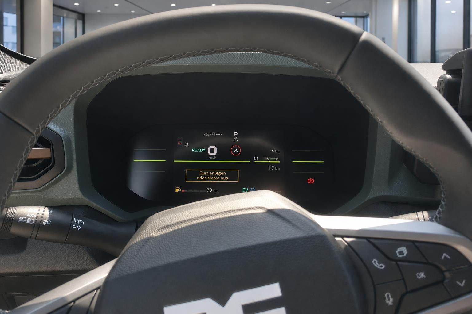 Digitales Kombiinstrument mit Tacho und Anzeigen im Fahrzeug