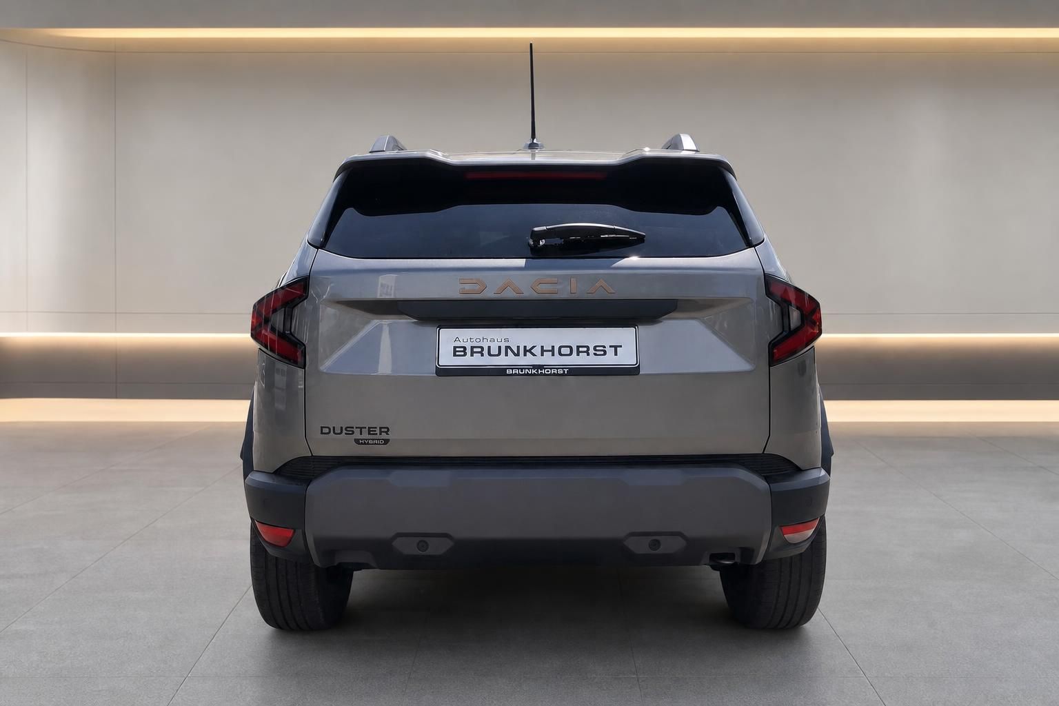Dacia Duster Hybrid Heckansicht mit Ruecklichtern und Dacia Schriftzug