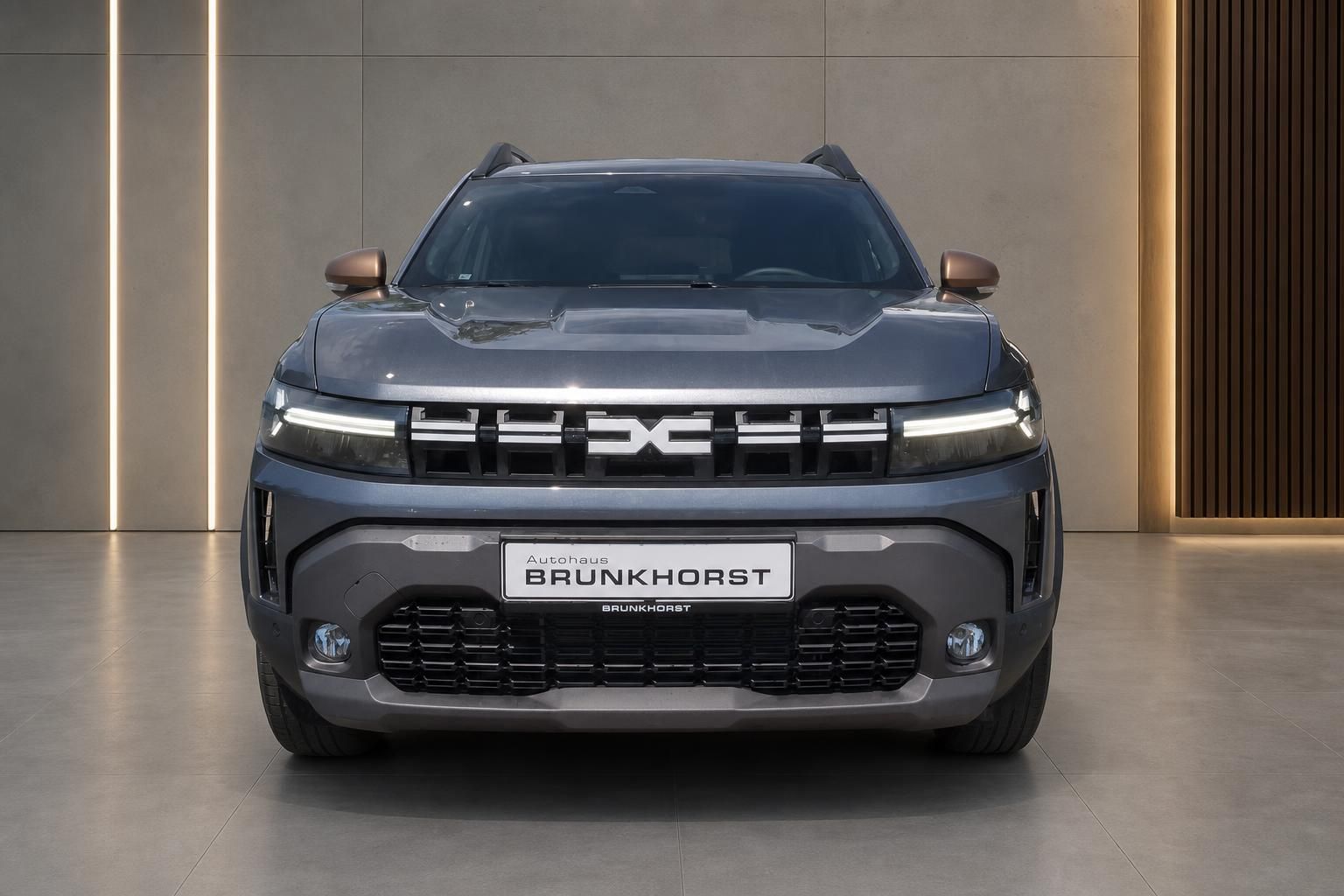 Dacia Duster Hybrid Frontansicht mit LED-Scheinwerfern und Kuehlergrill