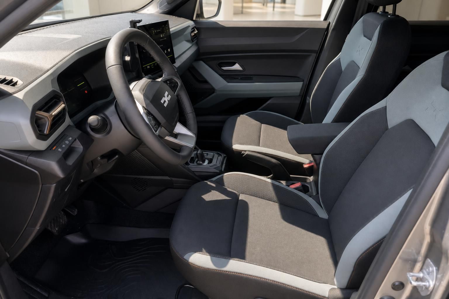 Dacia Duster Hybrid Innenraum mit Vordersitzen und Cockpit