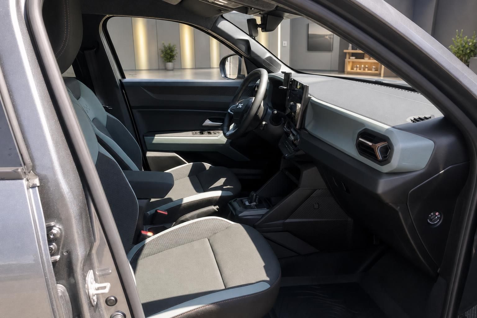 Innenraum Dacia mit Vordersitzen, Cockpit und Armaturenbrett im Detail