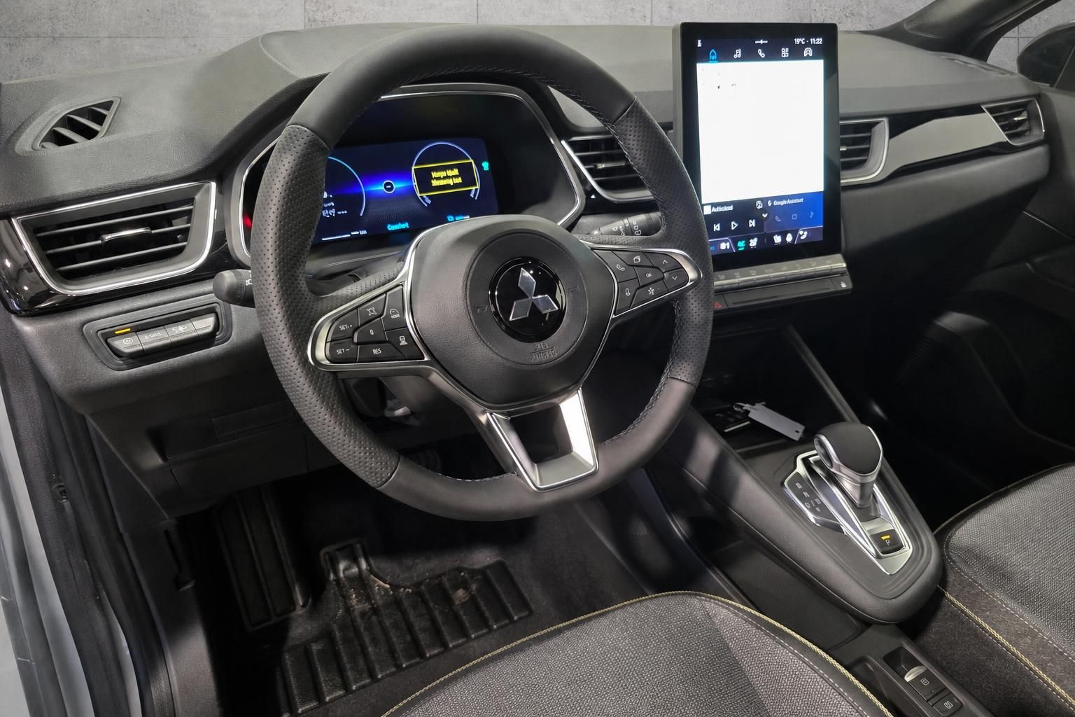 Mitsubishi Cockpit Nahaufnahme mit Lenkrad und digitalem Tacho