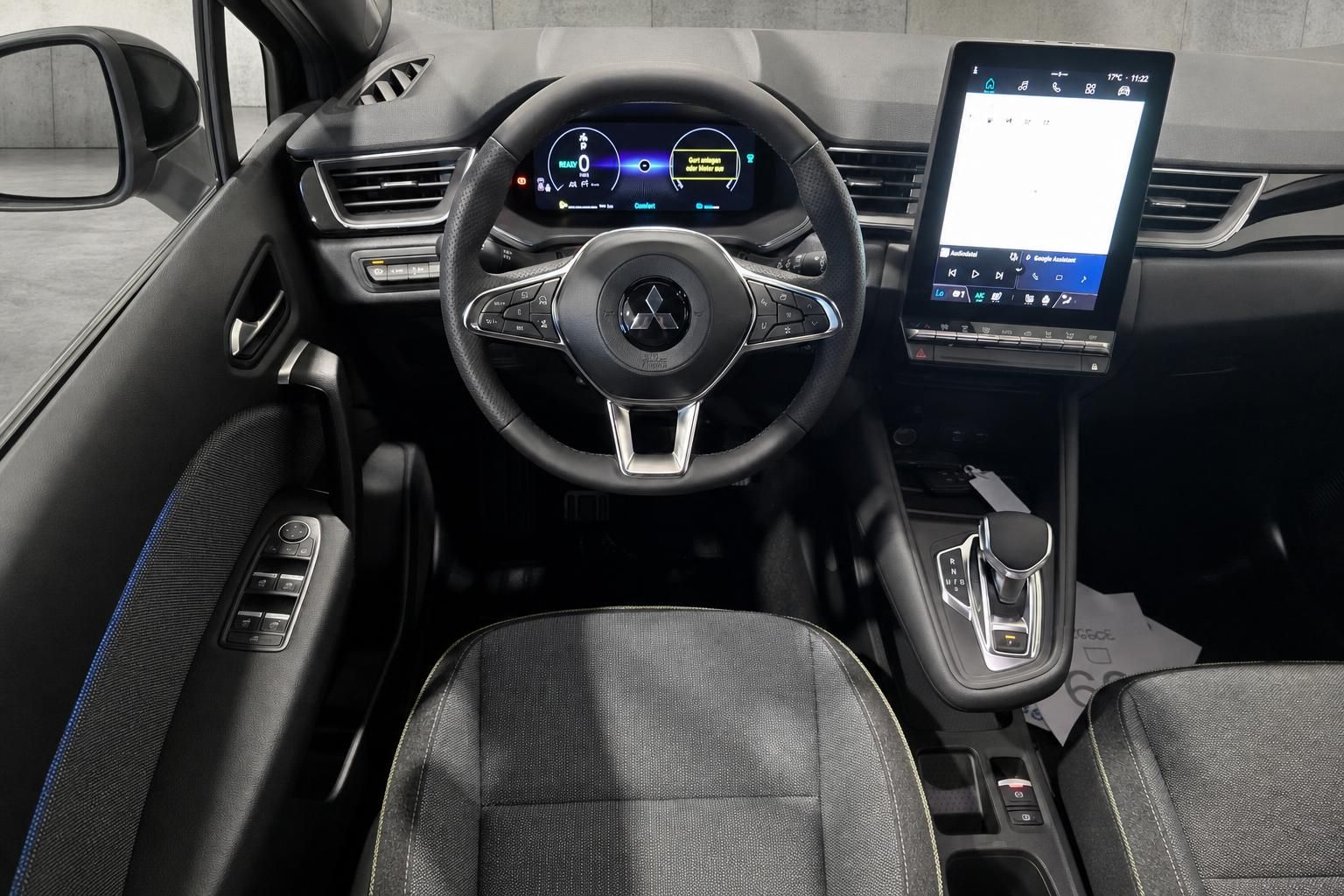 Mitsubishi Innenraum mit Lenkrad, Display und Schaltknauf im Detail