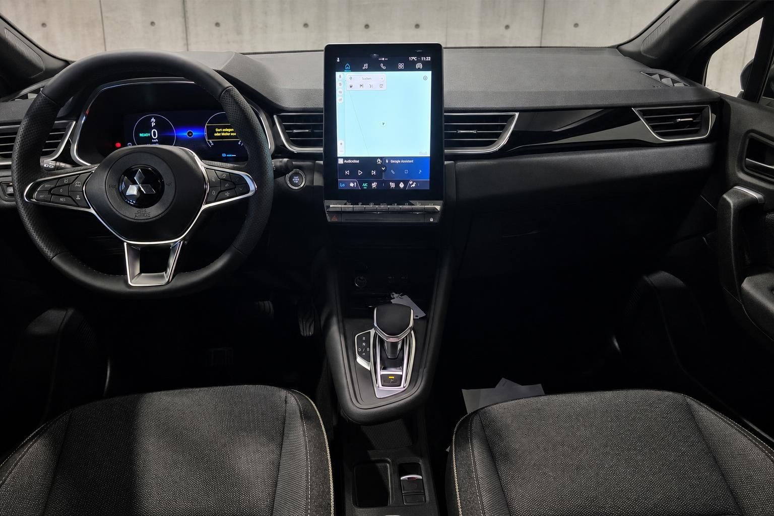 Mitsubishi Cockpit mit Lenkrad und großem Touchscreen-Navigationssystem