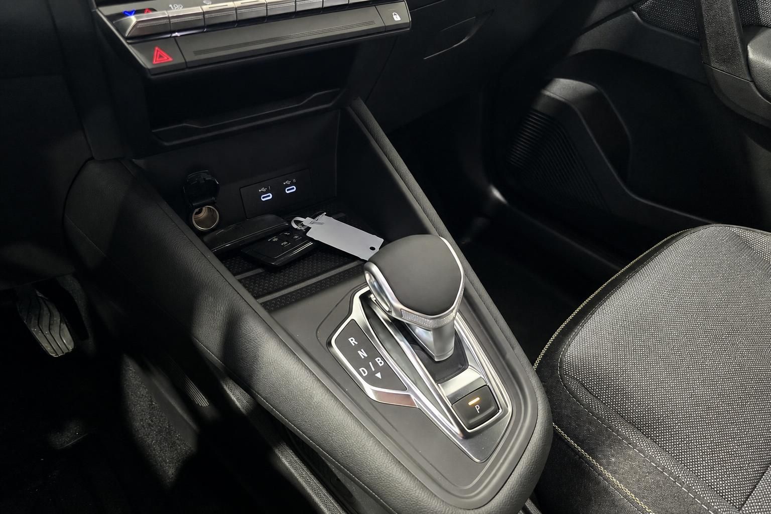 Mittelkonsole mit Automatikschalthebel und Schluessel im Fahrzeuginnenraum