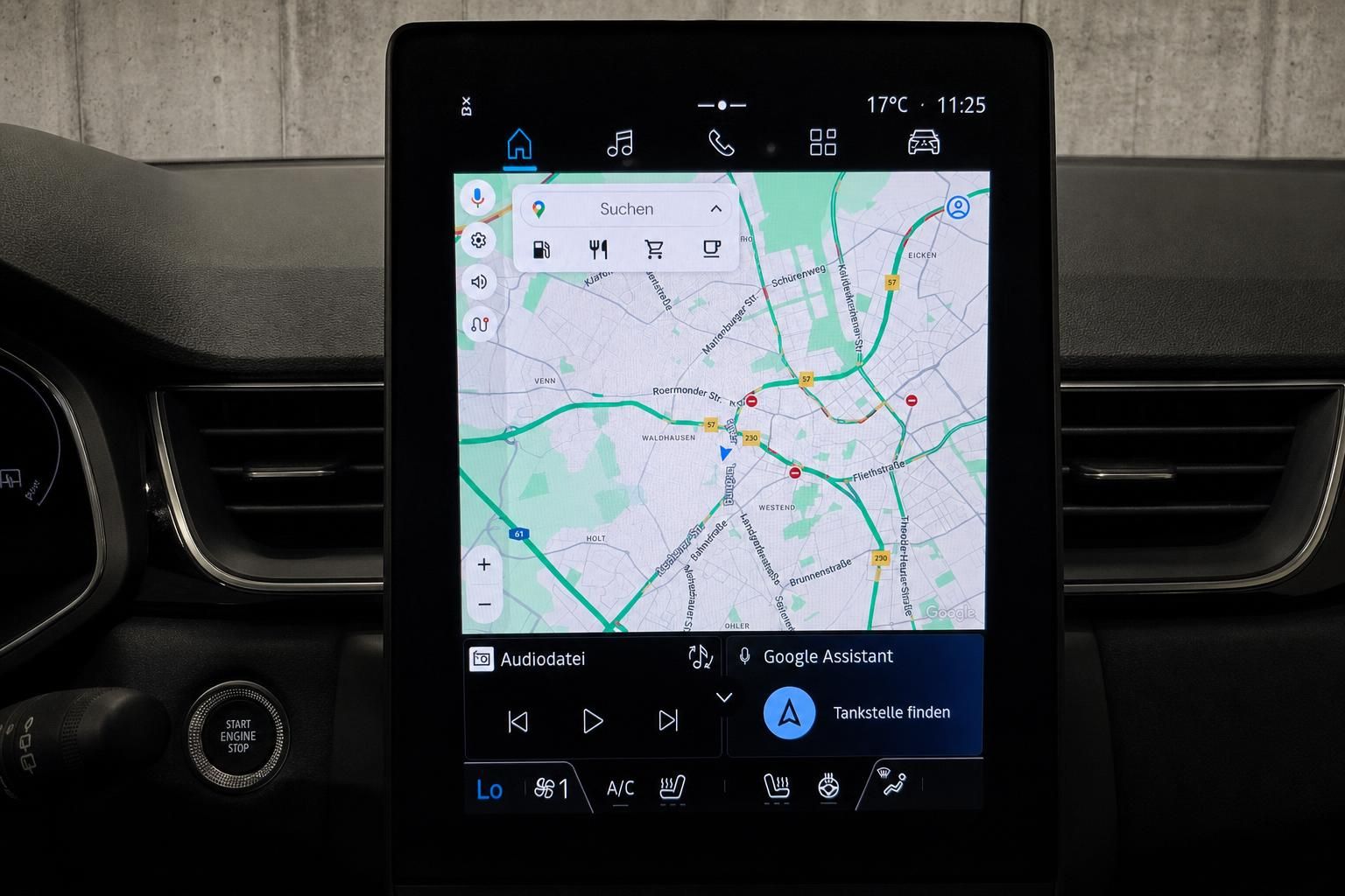 Navigationssystem mit Google Maps auf dem Touchscreen des Fahrzeugs