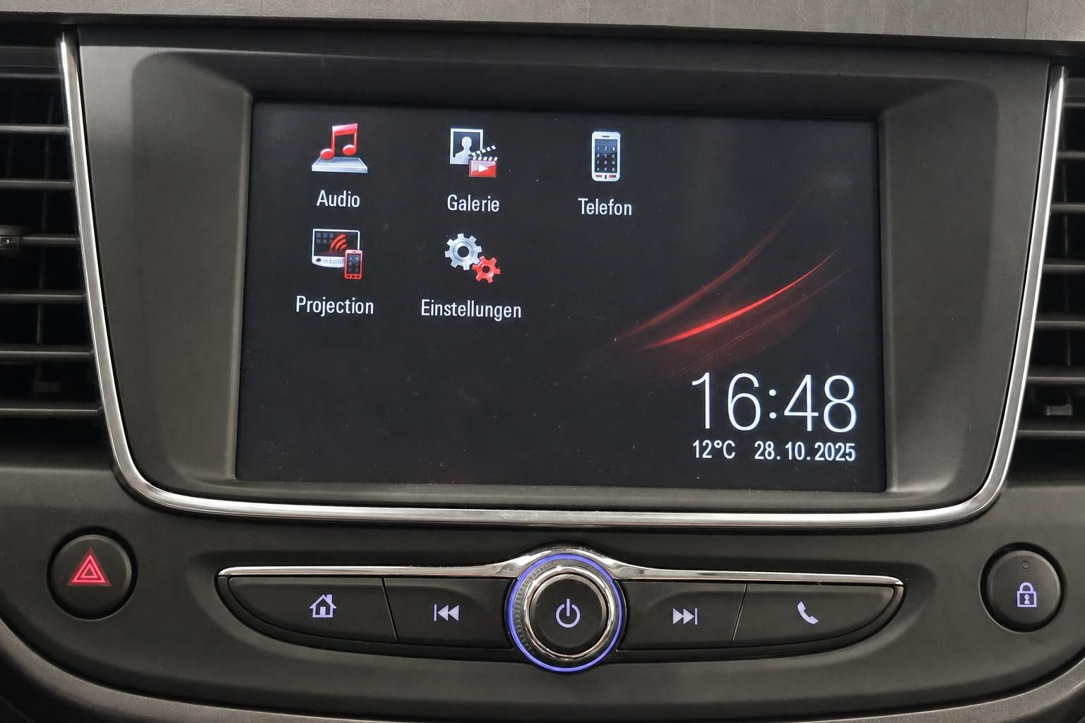 Infotainment Touchscreen mit Menü im Fahrzeugcockpit