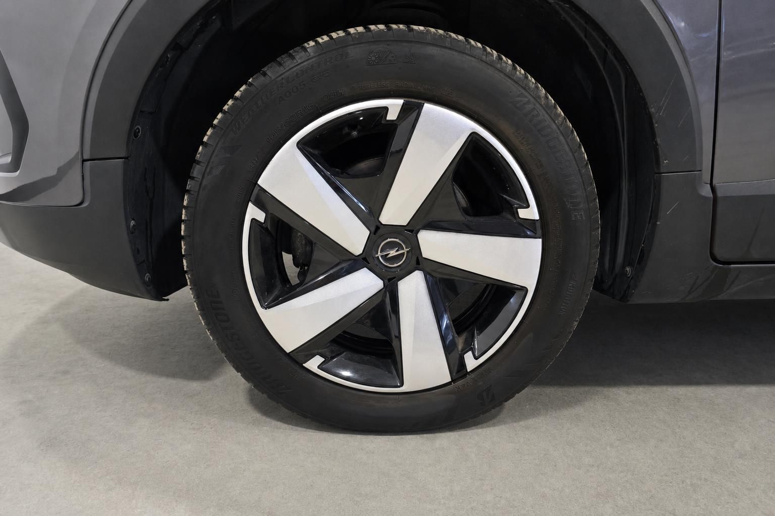 Opel Frontantrieb Leichtmetallfelge mit Bridgestone Reifen Detailansicht