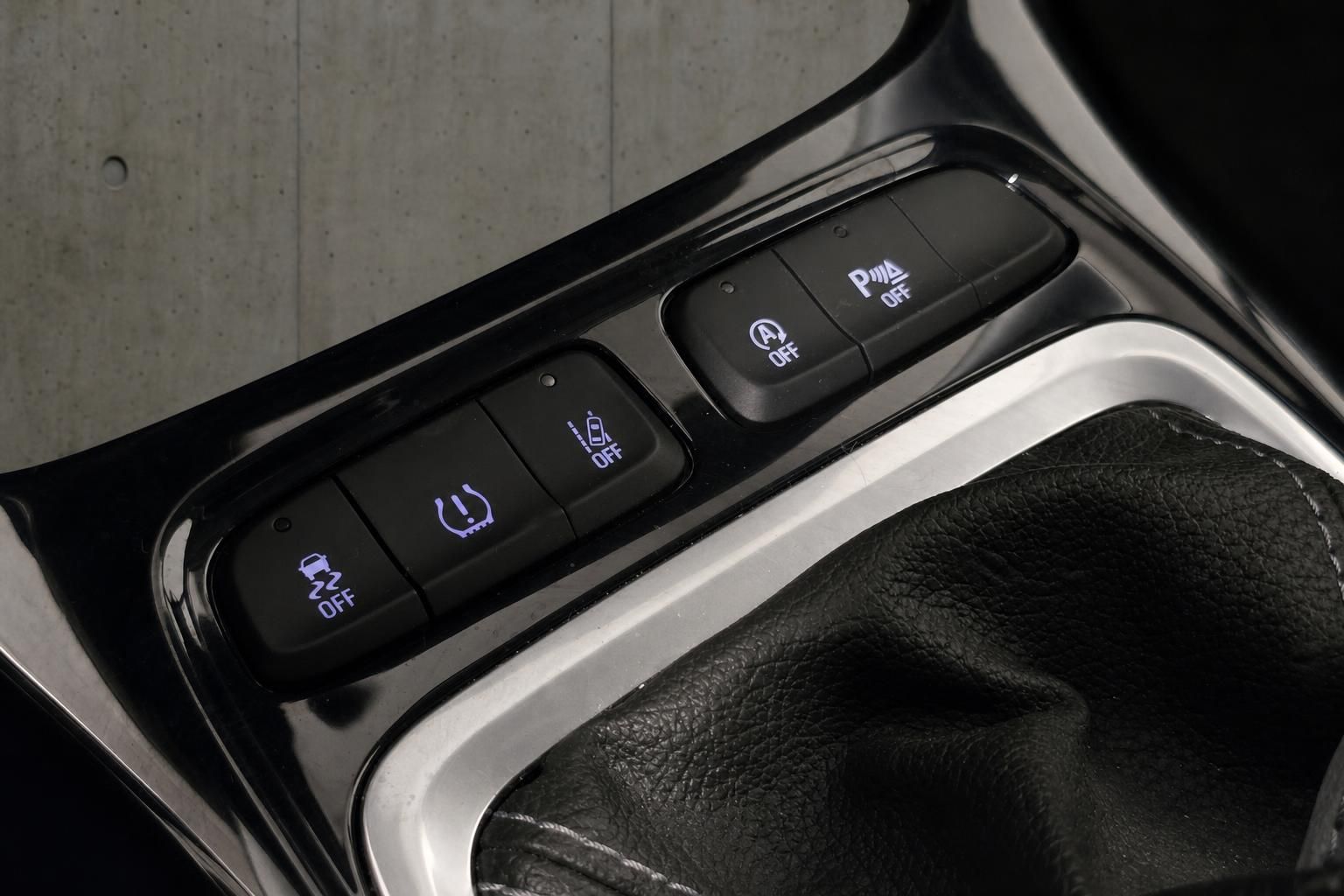 Opel Mittelkonsole mit Schalttasten fuer Fahrassistenzsysteme