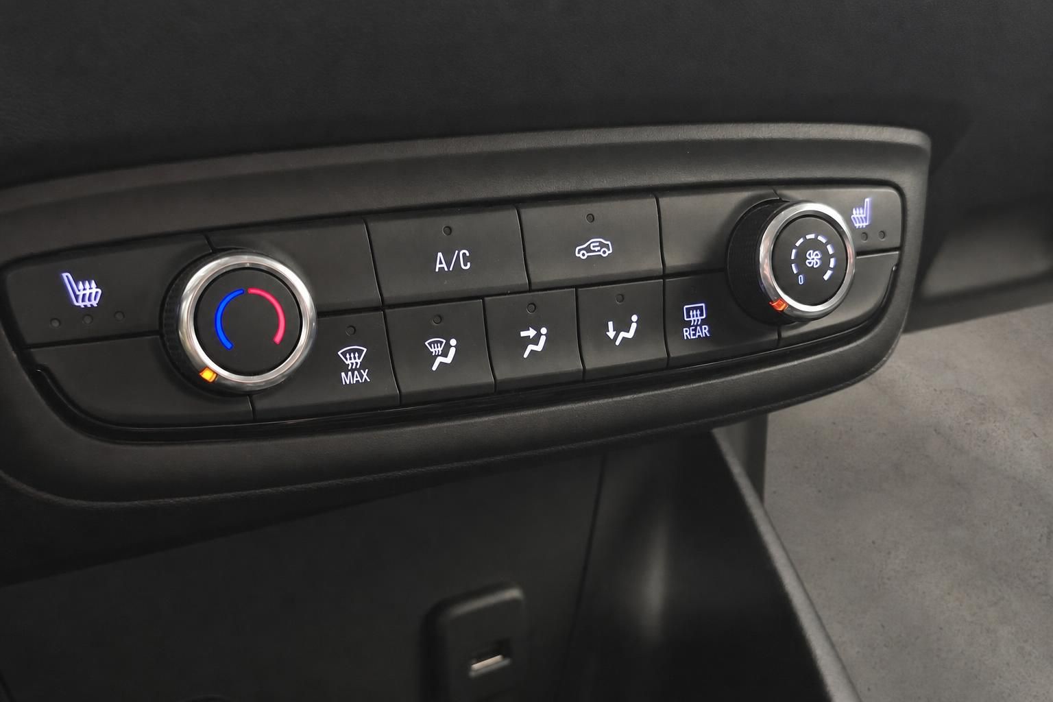 Opel Klimabedienelement mit Sitzheizung und Geblaesesteuerung im Detail