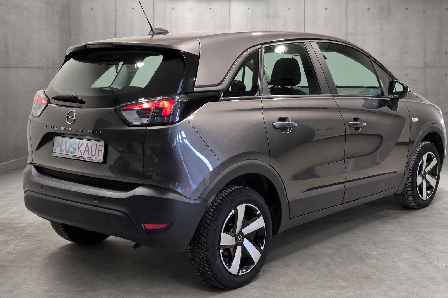 Opel Crossland grau Heck- und Seitenansicht mit Alufelgen