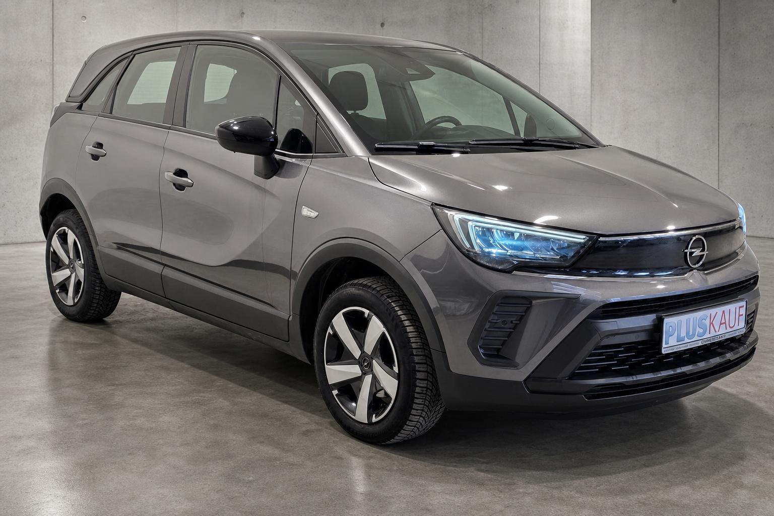 Opel Crossland grau Frontansicht mit Schriftzug Pluskauf
