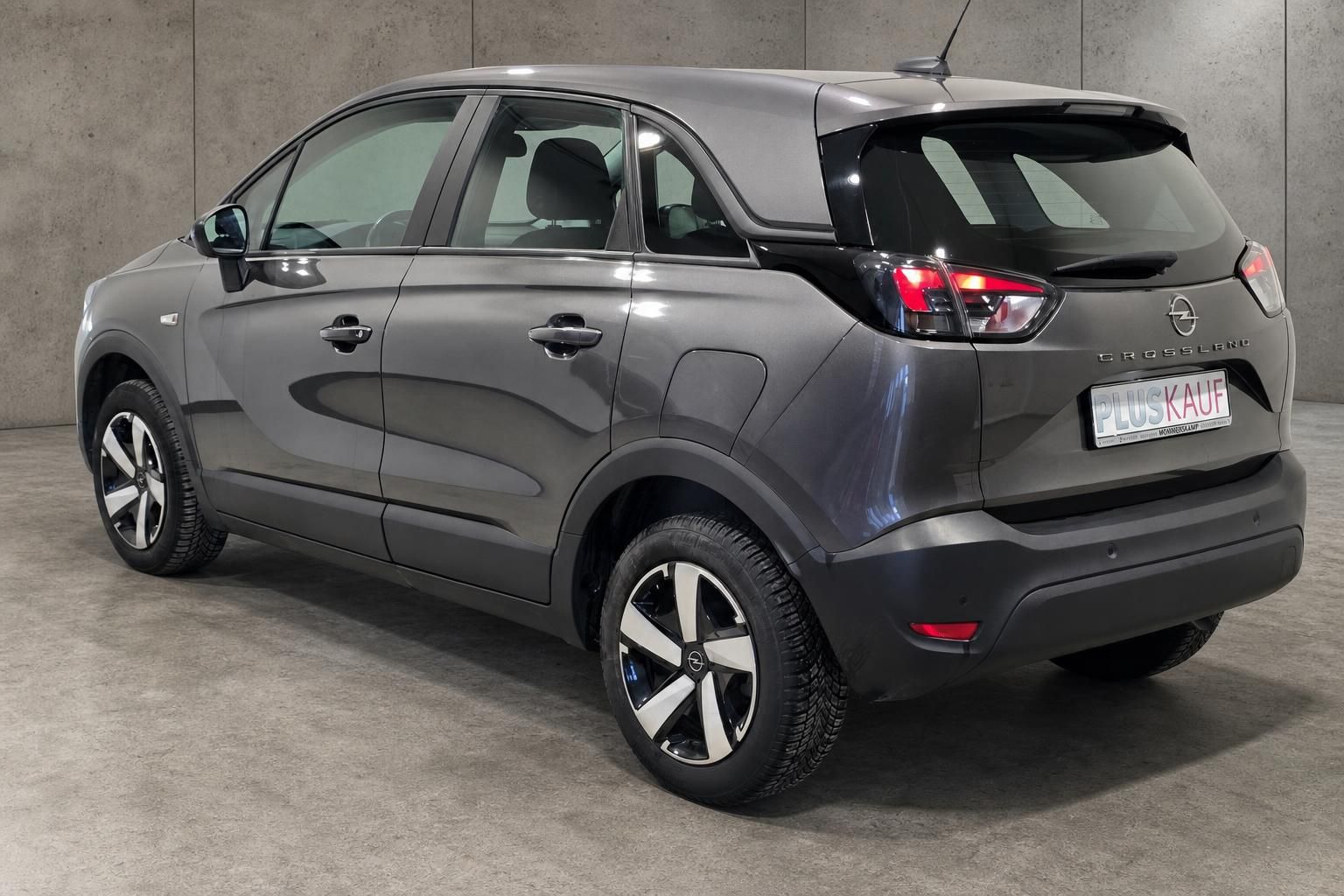 Opel Crossland grau Heckansicht seitlich in Halle fotografiert