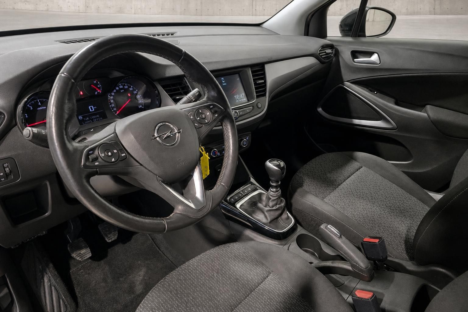Opel Crossland Innenraum mit Cockpit und Lenkrad im Detail