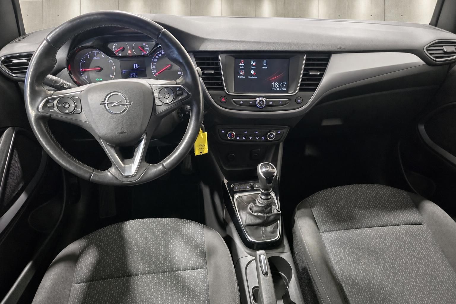 Opel Crossland Innenraum Cockpit mit Lenkrad und Schaltung